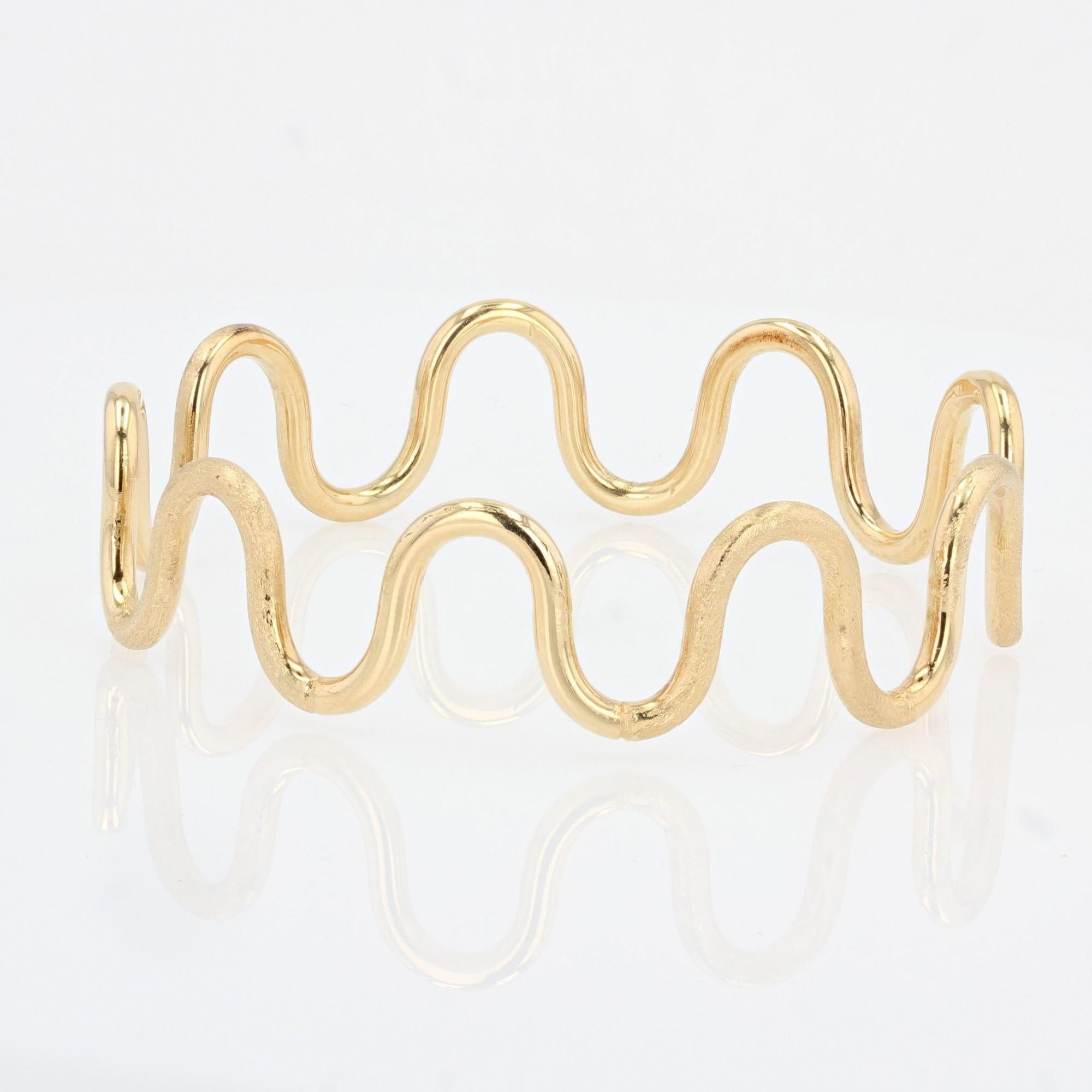 1980s Smooth and Amati 18 Karat Yellow Gold Wavy Bangle Bracelet In Good Condition For Sale In Poitiers, FR