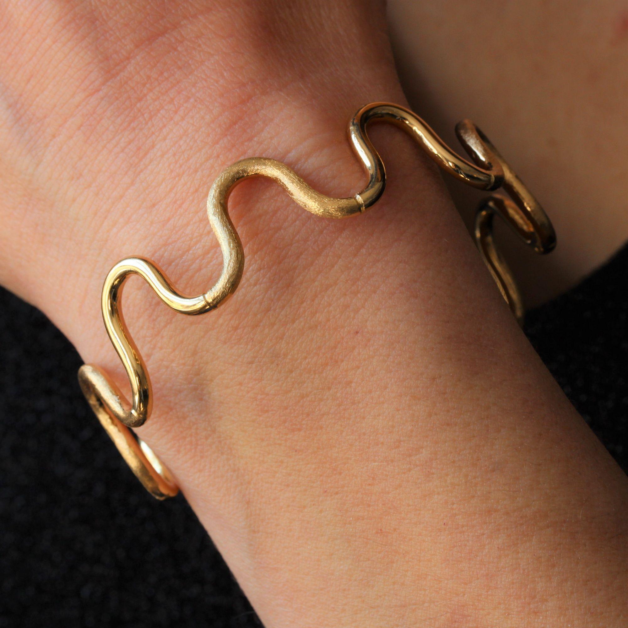 1980s Smooth and Amati 18 Karat Yellow Gold Wavy Bangle Bracelet For Sale 1