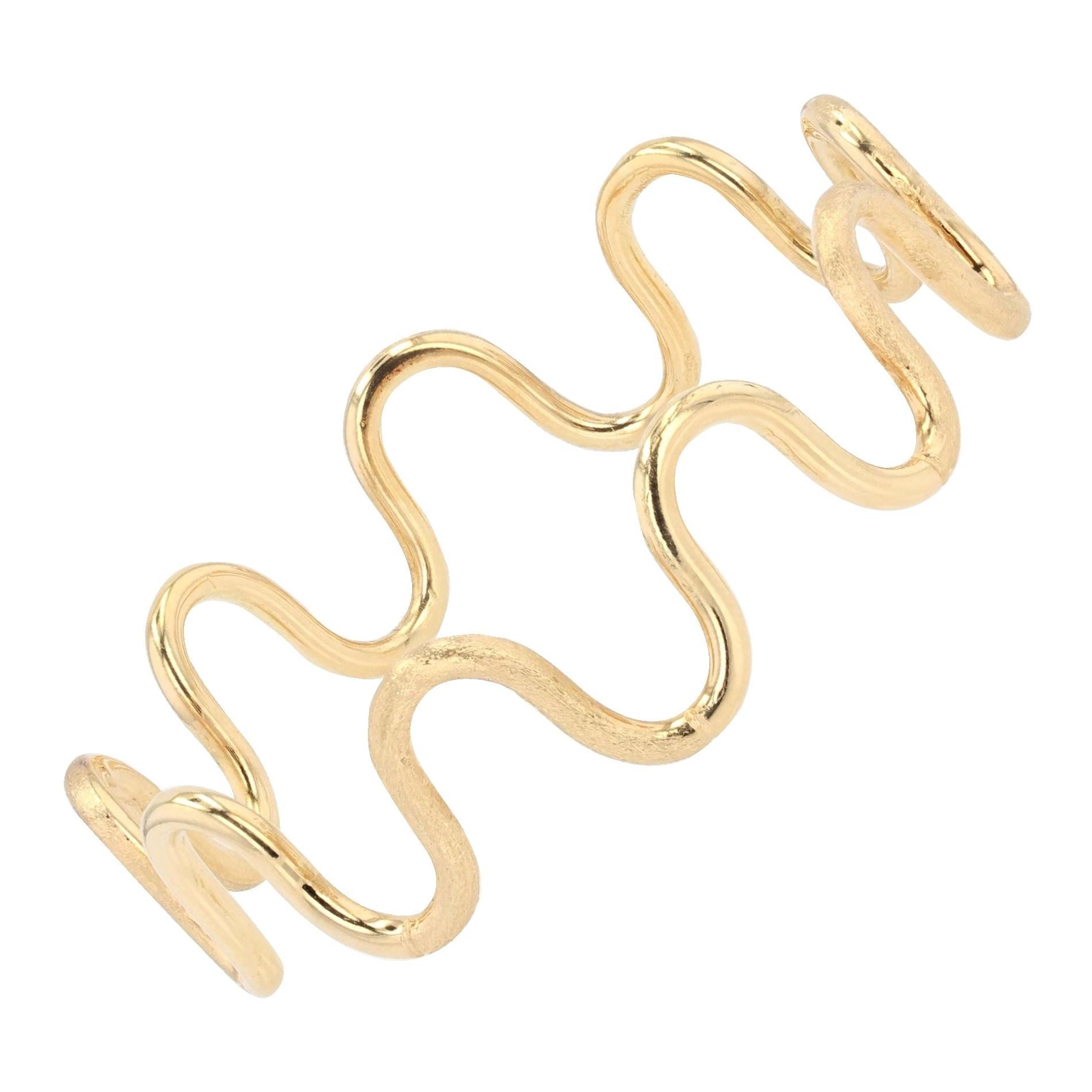 Bracciale ondulato d
oro giallo 18 carati Smooth and Amati degli anni 
80 in vendita