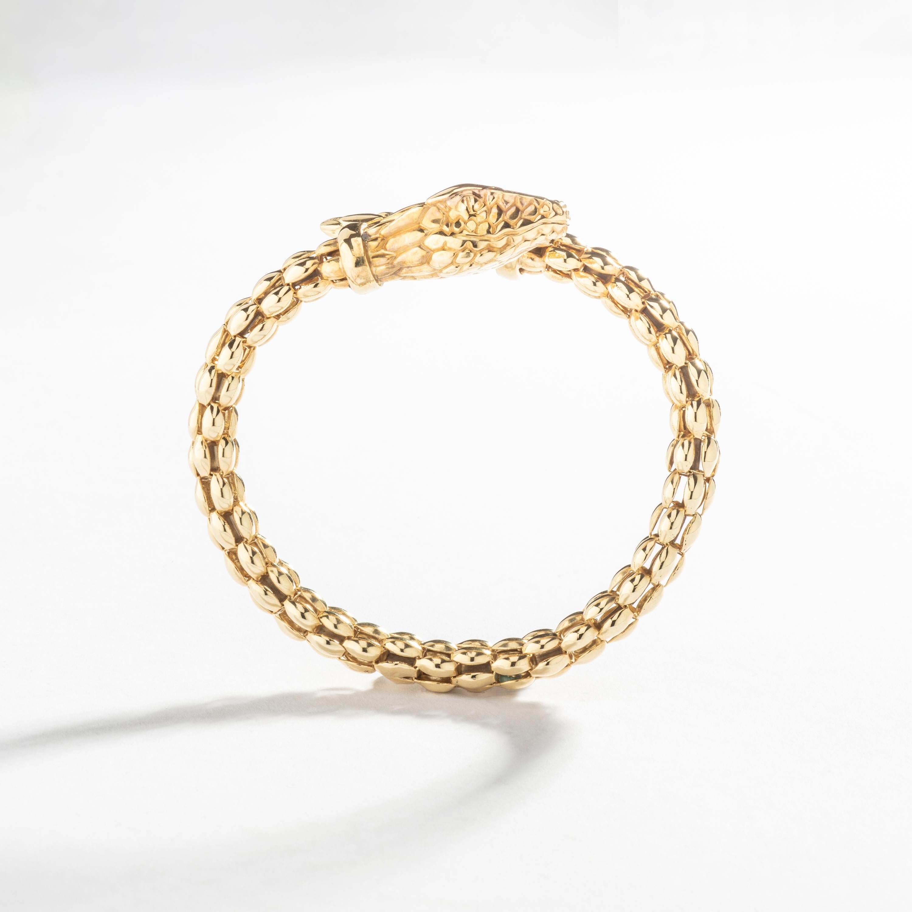 Le bracelet serpent en or jaune 18k est une pièce vraiment exquise fabriquée en Italie vers 1980.

Fabriqué en luxueux or jaune 18 carats, ce bracelet présente un motif de serpent unique et complexe, à la fois élégant et intemporel. Sa taille