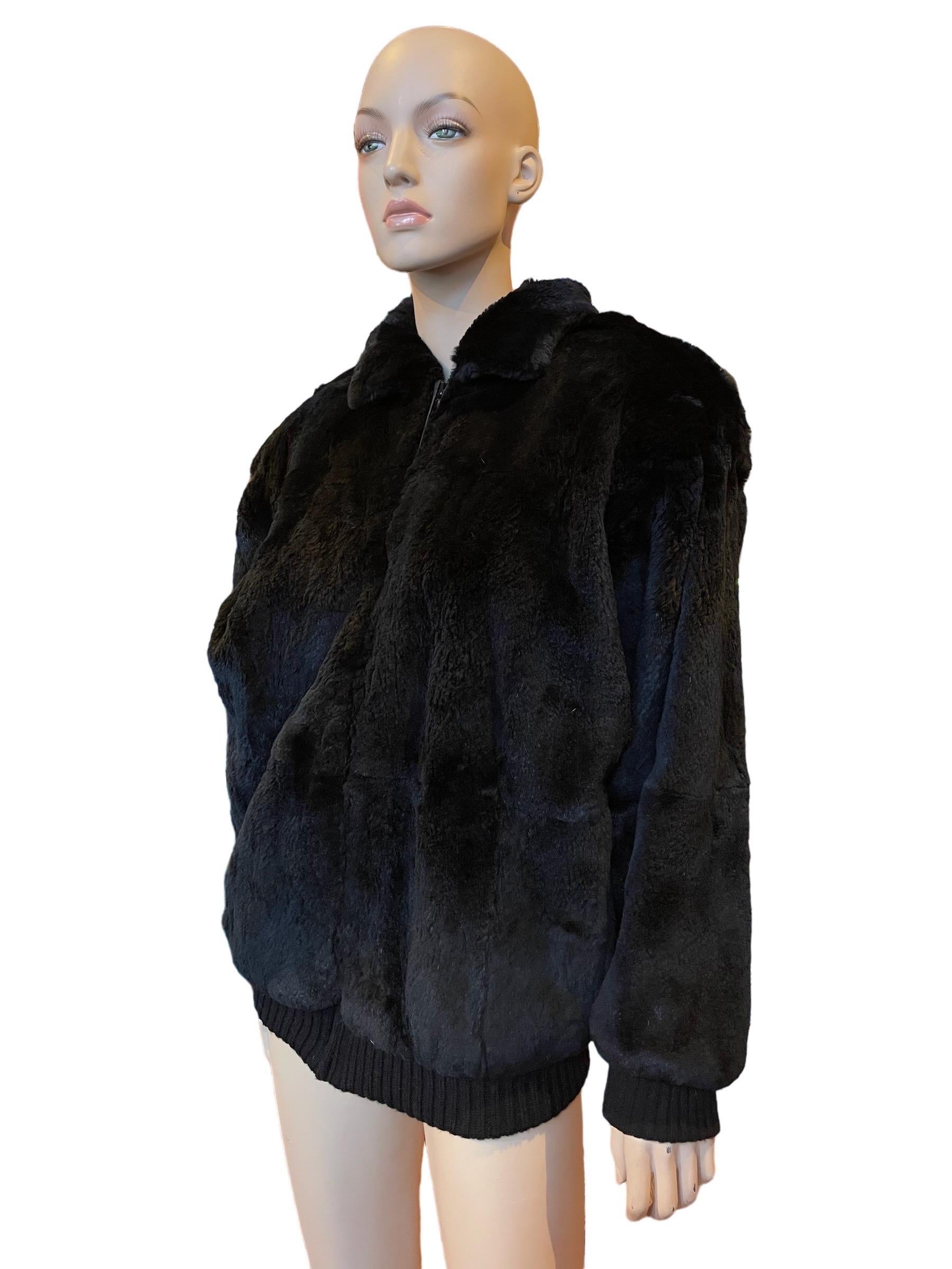 1980er Jahre Weiche schwarze Pelz-Zip-up-Jacke 

Eine tolle Pelzjacke mit Reißverschluss aus den 1980er Jahren. Superweiches schwarzes Fell, mit Schulterpads. 

