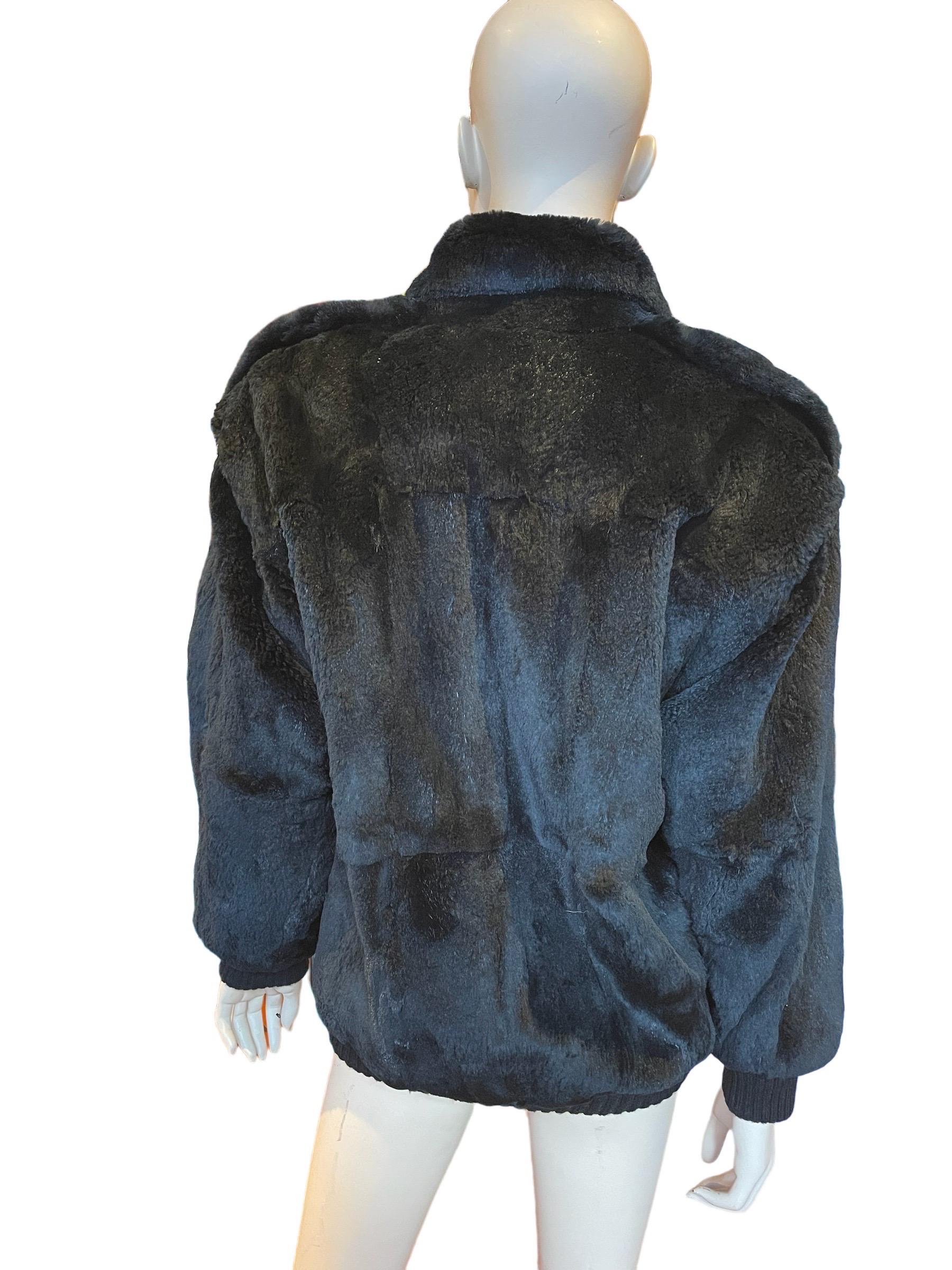 1980er Jahre Weiche schwarze Pelz-Zip-up-Jacke  für Damen oder Herren im Angebot