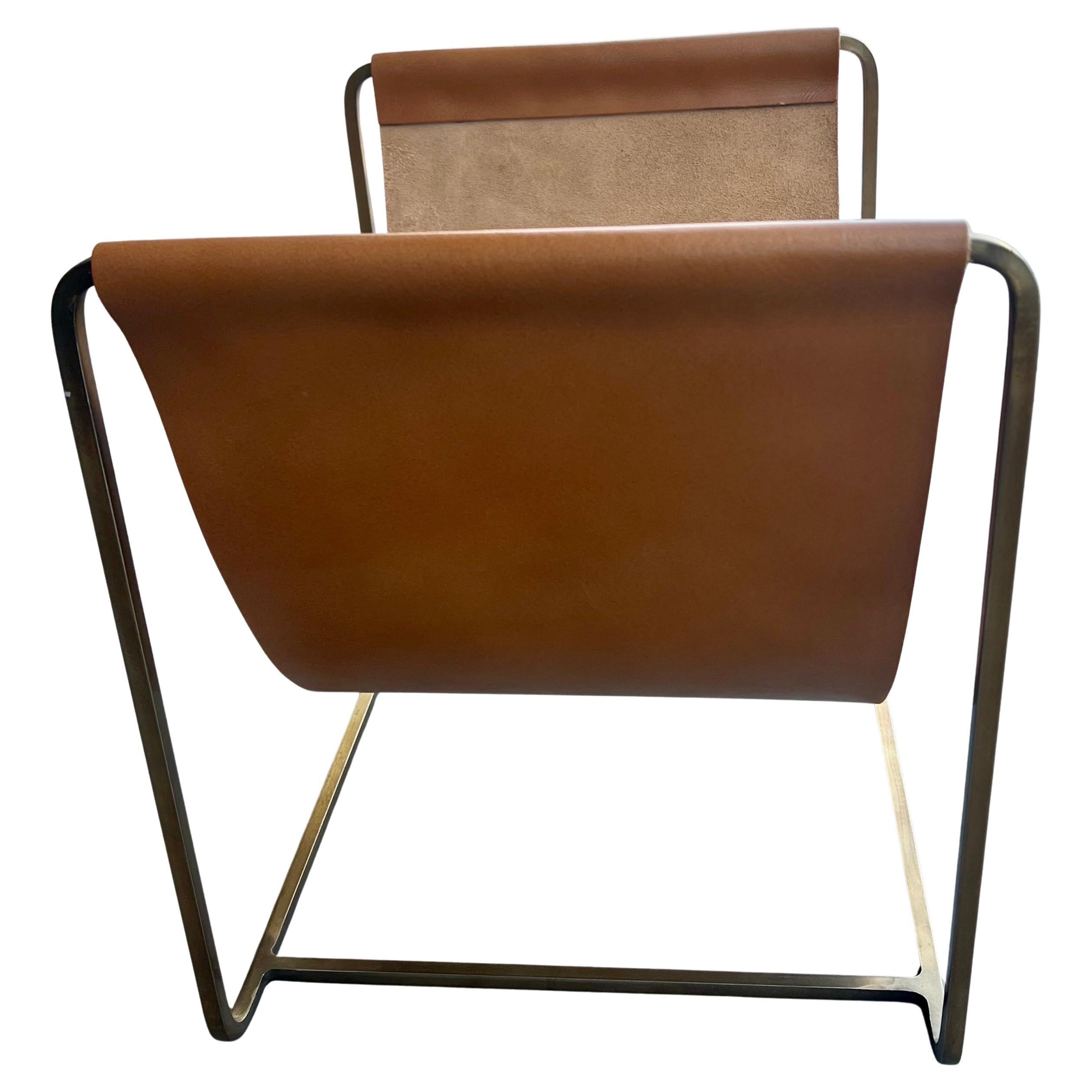 cadre carré en laiton avec insert en cuir cognac, porte-bûches, porte-magazines, circa 1980, très bon état et patine.