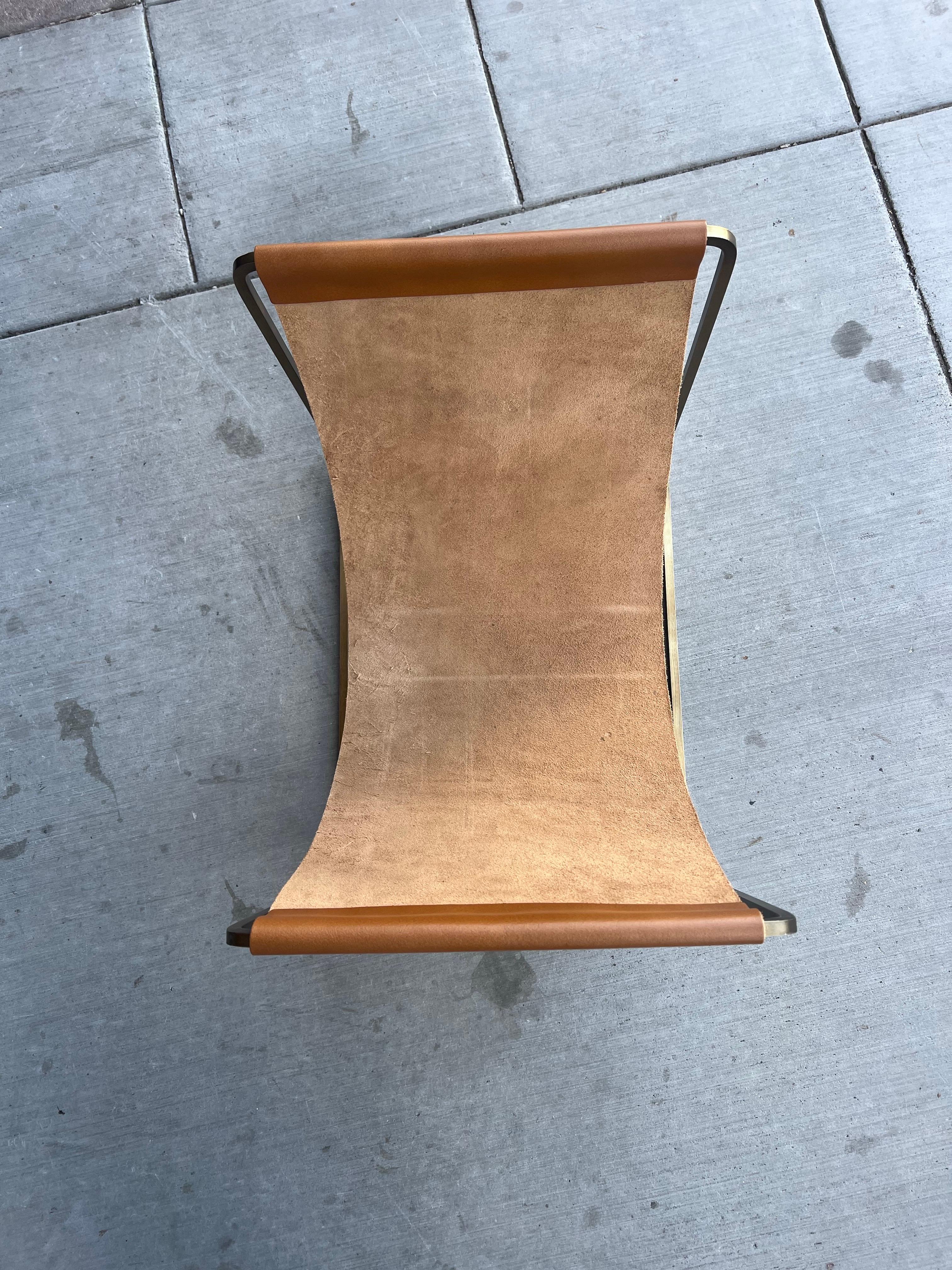 Mid-Century Modern Porte-bûches en laiton massif et cuir cognac des années 1980