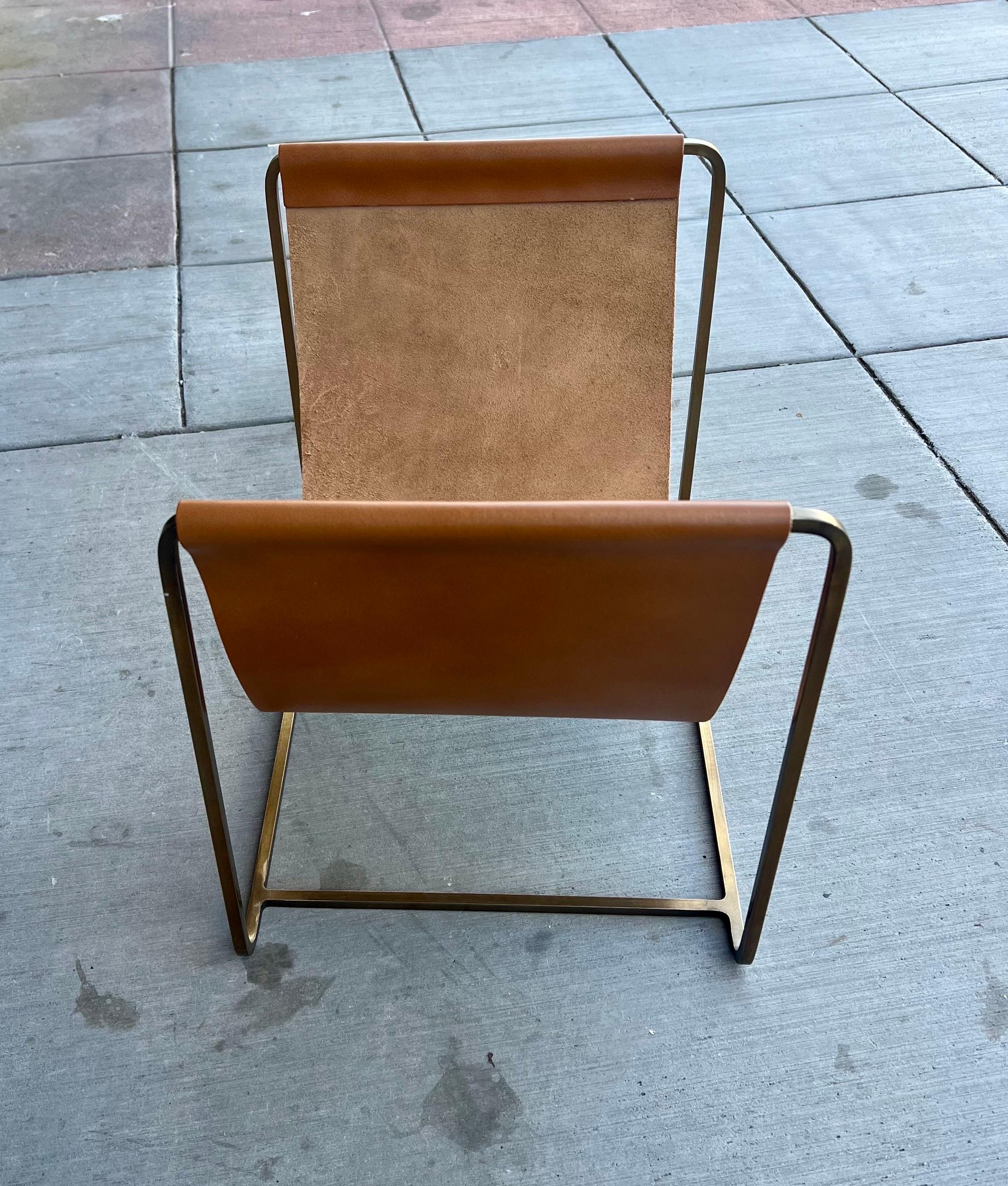 Américain Porte-bûches en laiton massif et cuir cognac des années 1980