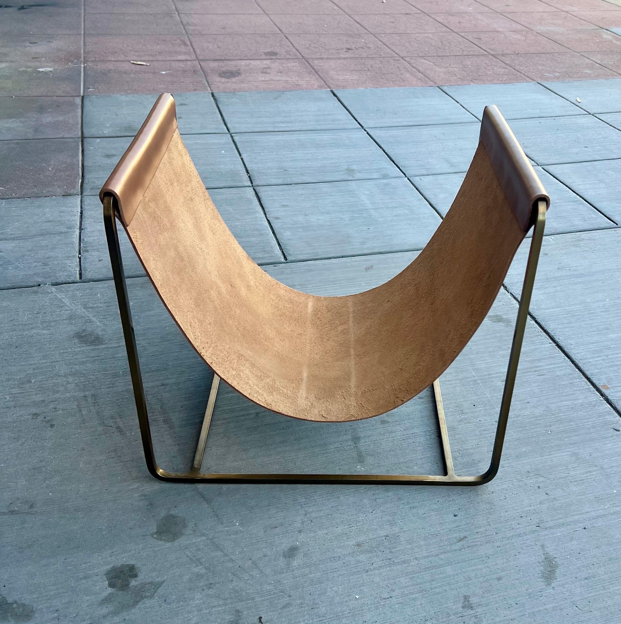 Porte-bûches en laiton massif et cuir cognac des années 1980 Bon état à San Diego, CA