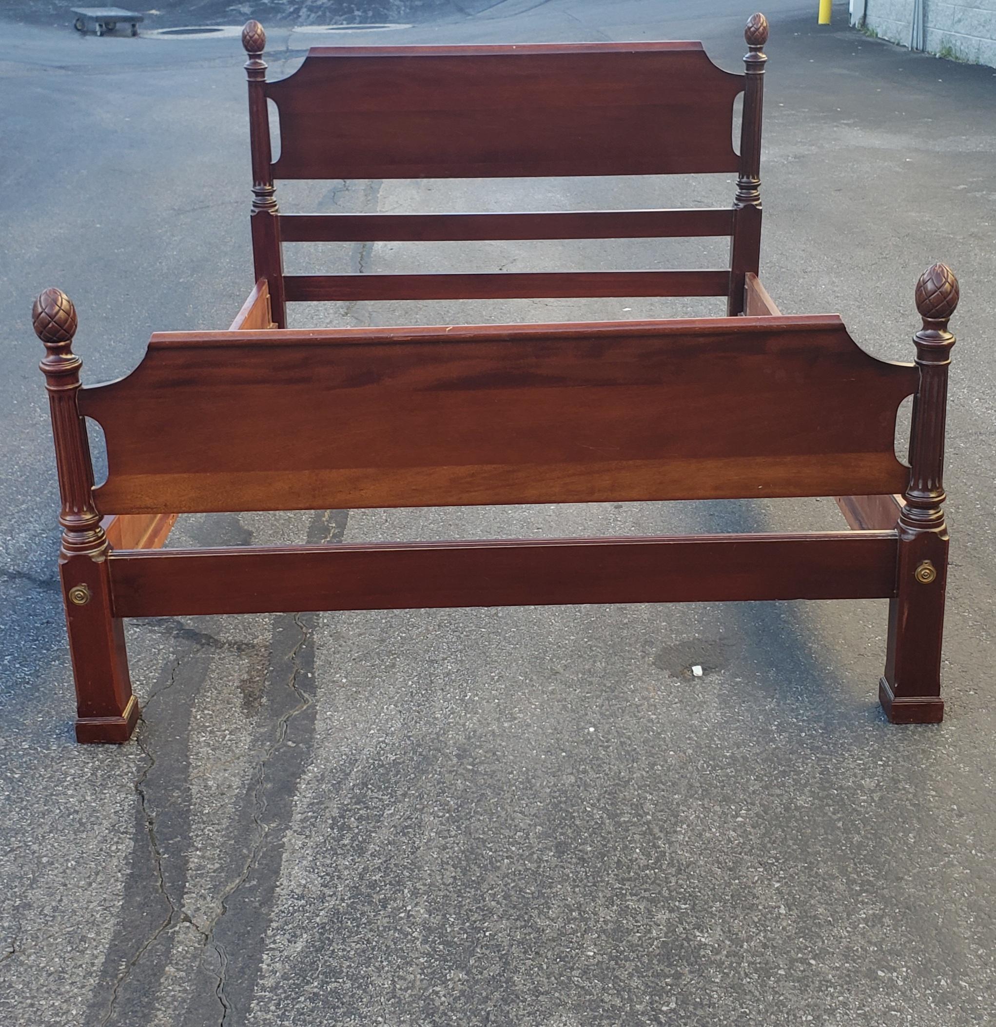 Chippendale 1980s Solid Mahogany Pineapple Full Size Bedstead For Sale