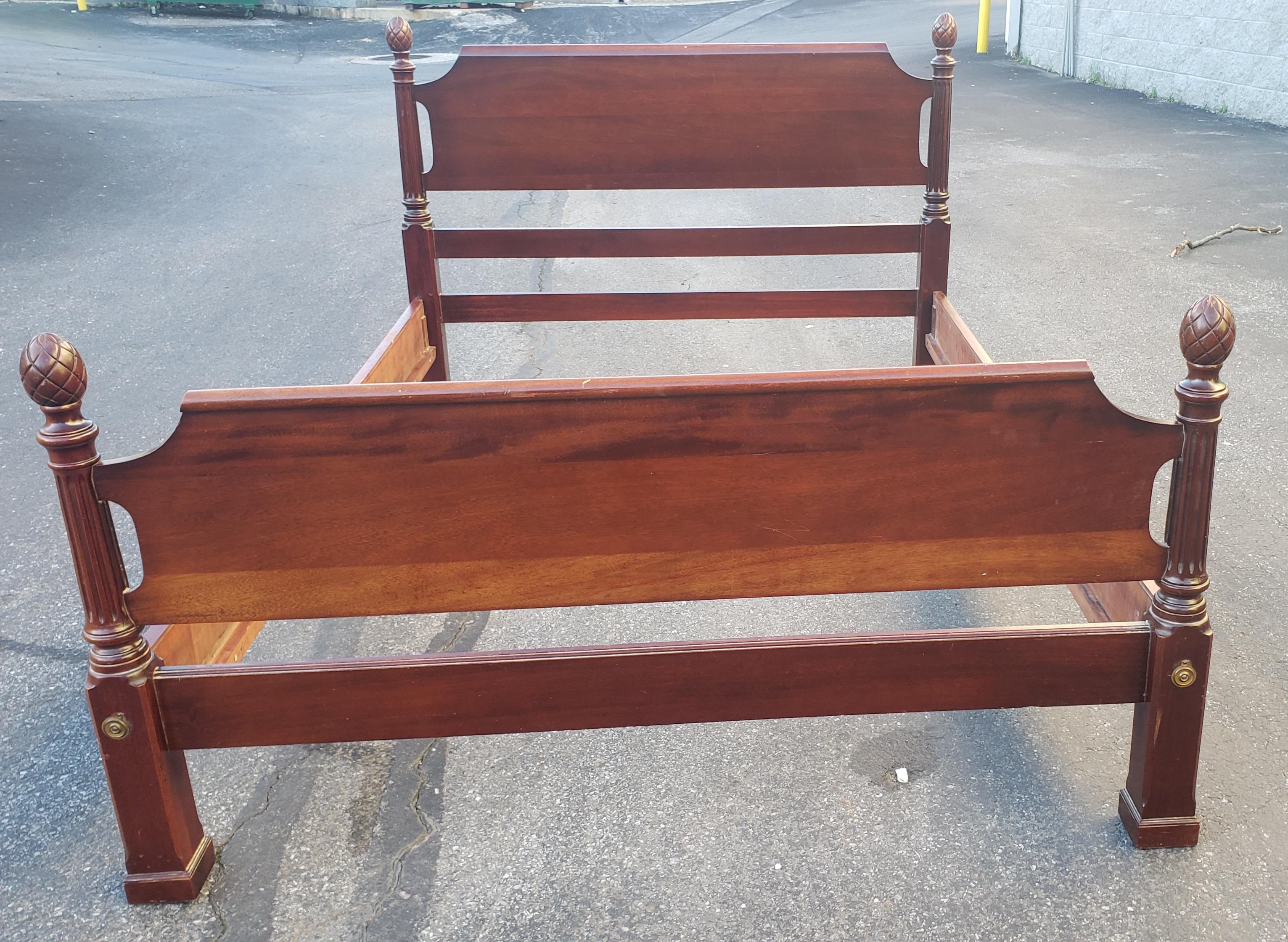 20th Century 1980s Solid Mahogany Pineapple Full Size Bedstead For Sale