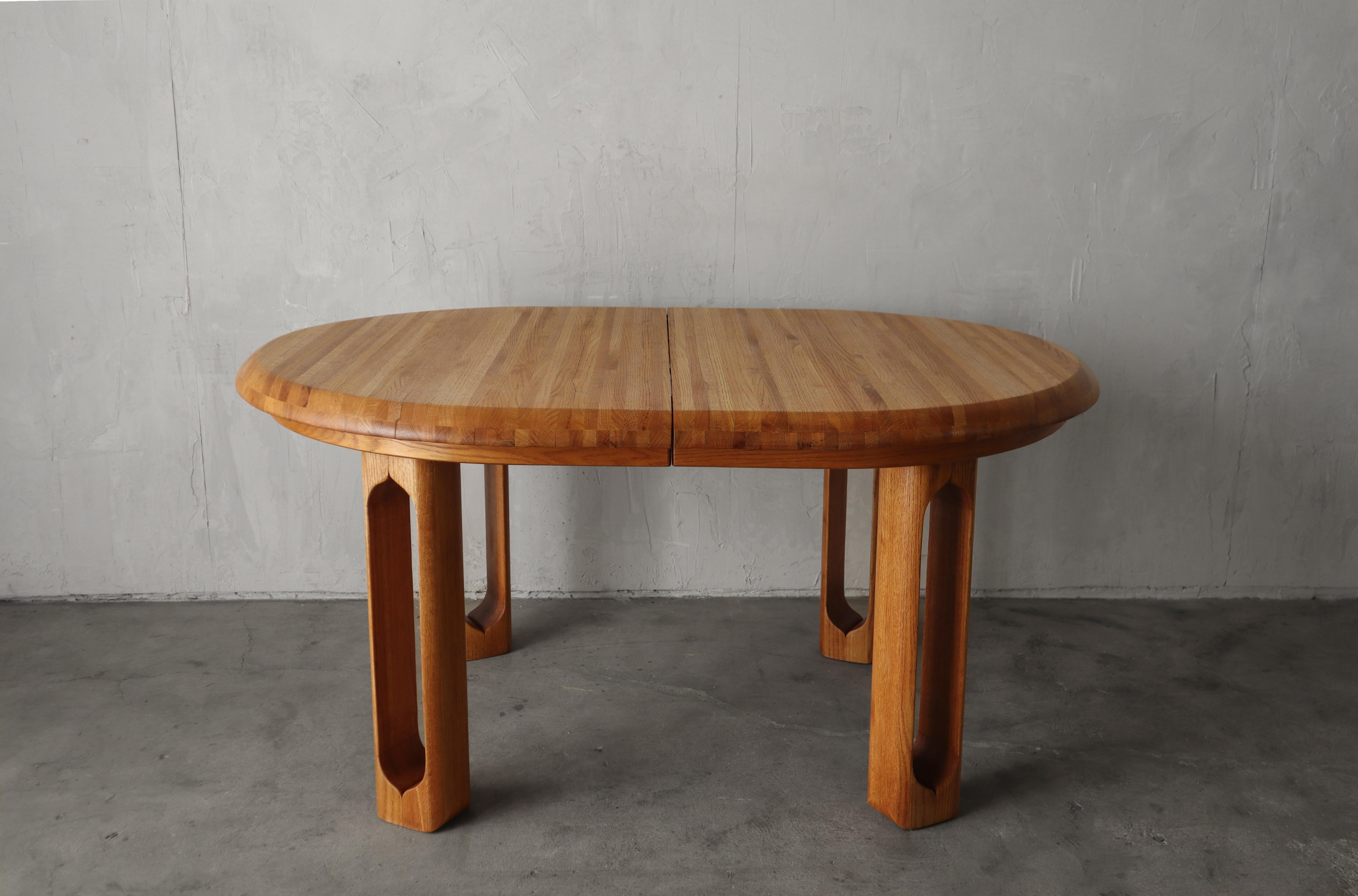 1980's Solid Oak Oval Craftsman Extension Dining Table In Good Condition For Sale In Las Vegas, NV