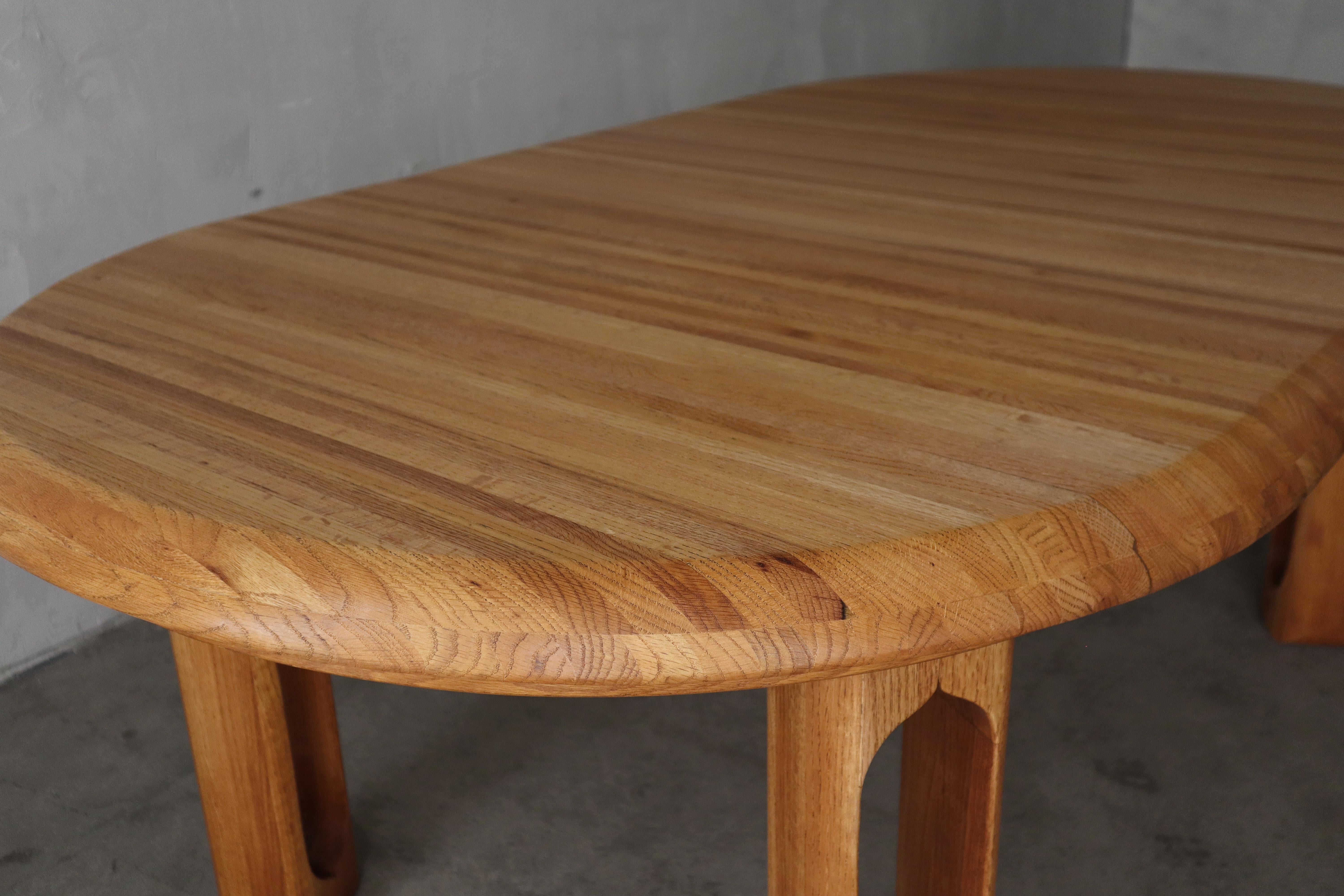 Mesa de comedor extensible artesana ovalada de roble macizo de los años 80 siglo XX en venta