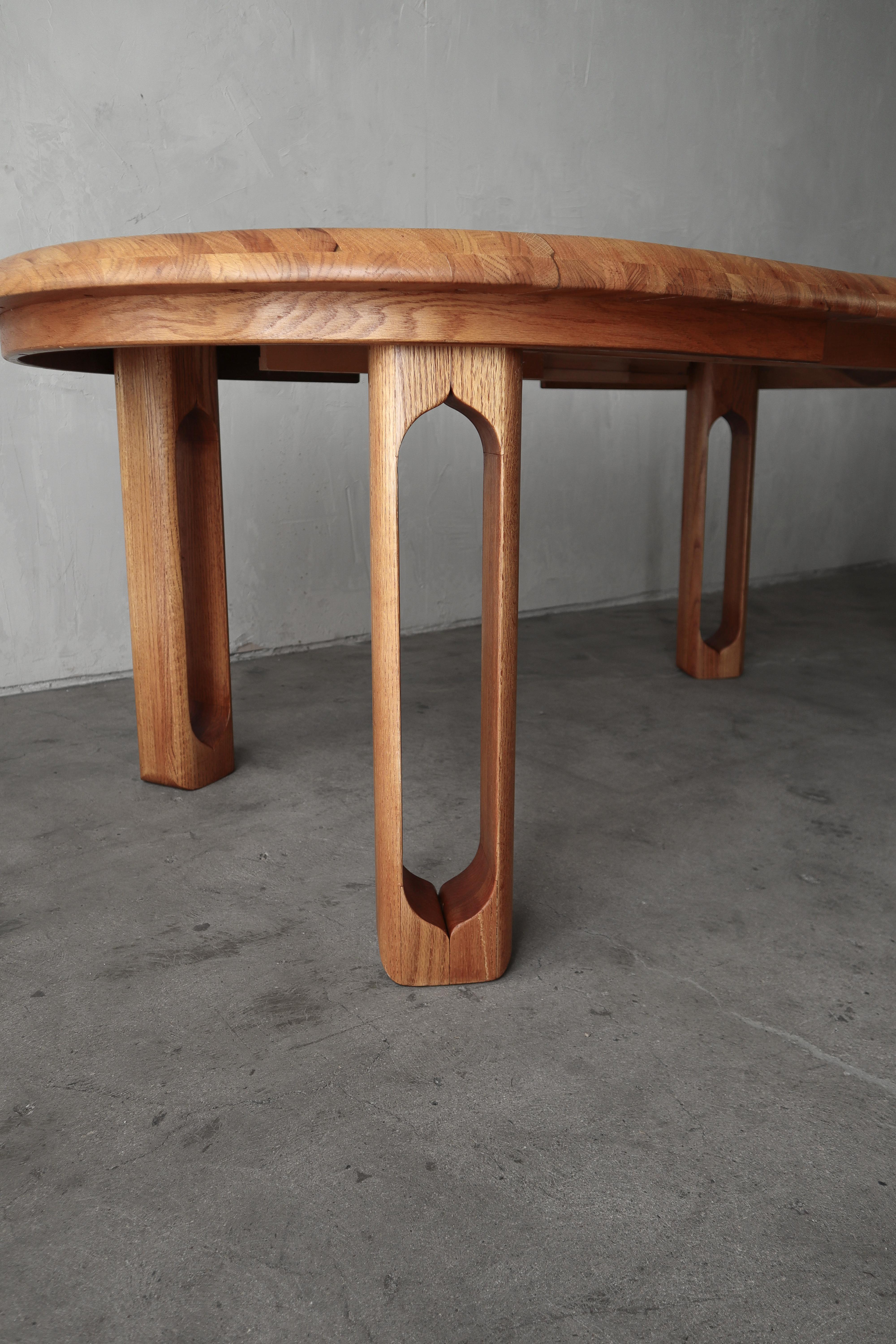 Mesa de comedor extensible artesana ovalada de roble macizo de los años 80 Roble en venta
