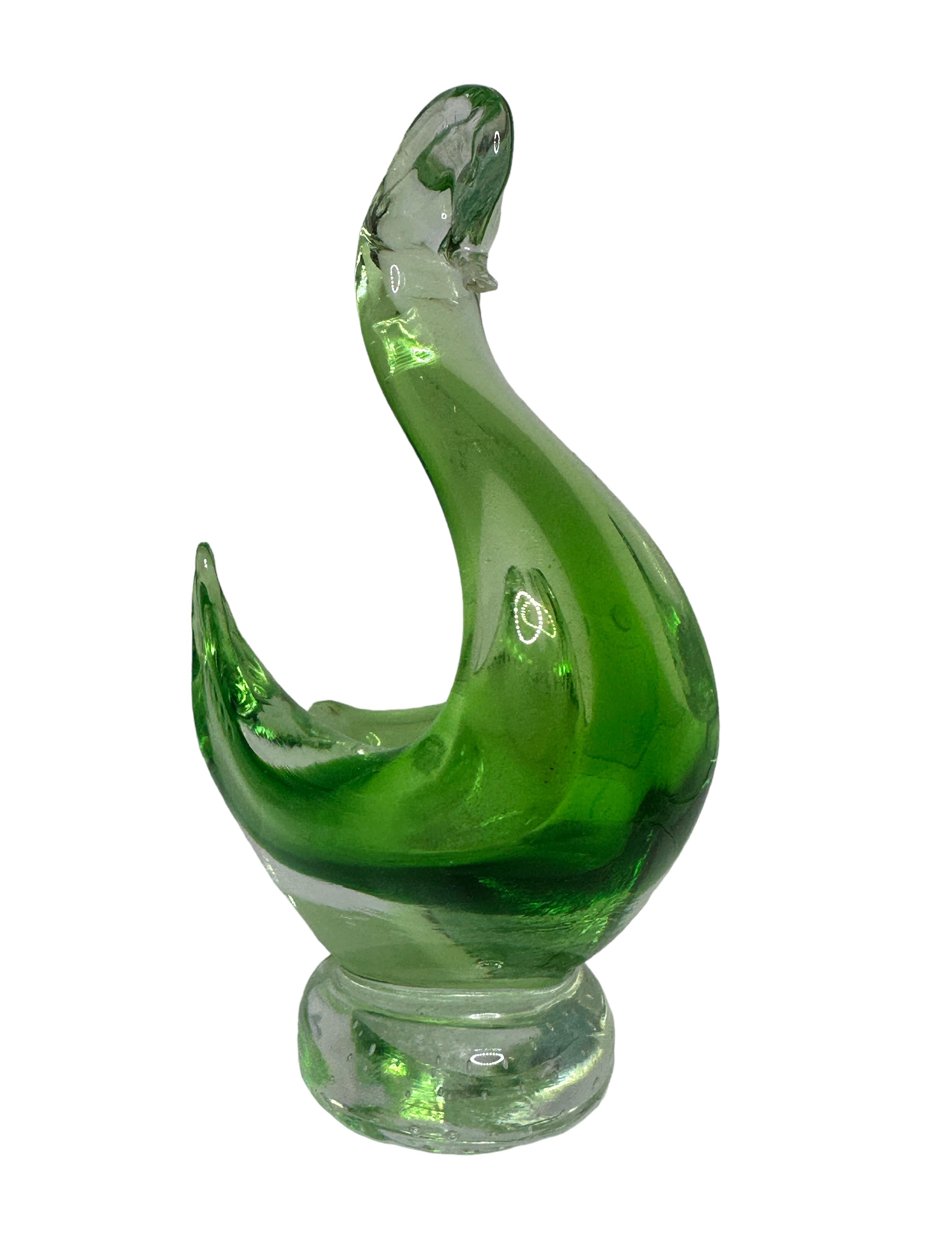 Eine Murano-Glasskulptur, die einen Schwan in klar und grün darstellt. Eine schöne Ergänzung für jeden Raum. Hergestellt in Venedig, Italien, in den 1980er Jahren. Gefunden bei einem Nachlassverkauf in Wien, Österreich.