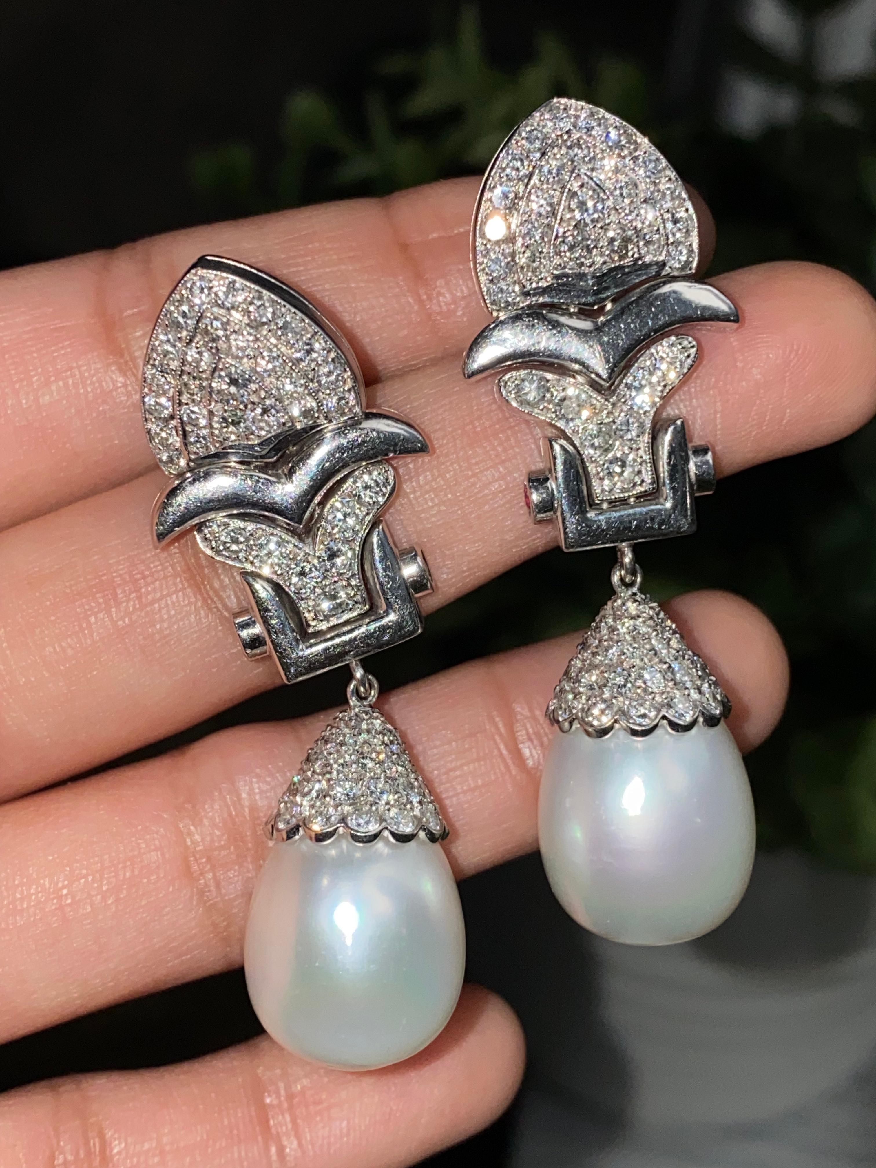 Orecchini a goccia smerlati in platino con diamanti e perle dei mari del sud degli anni '80 In condizioni ottime in vendita a Miami, FL