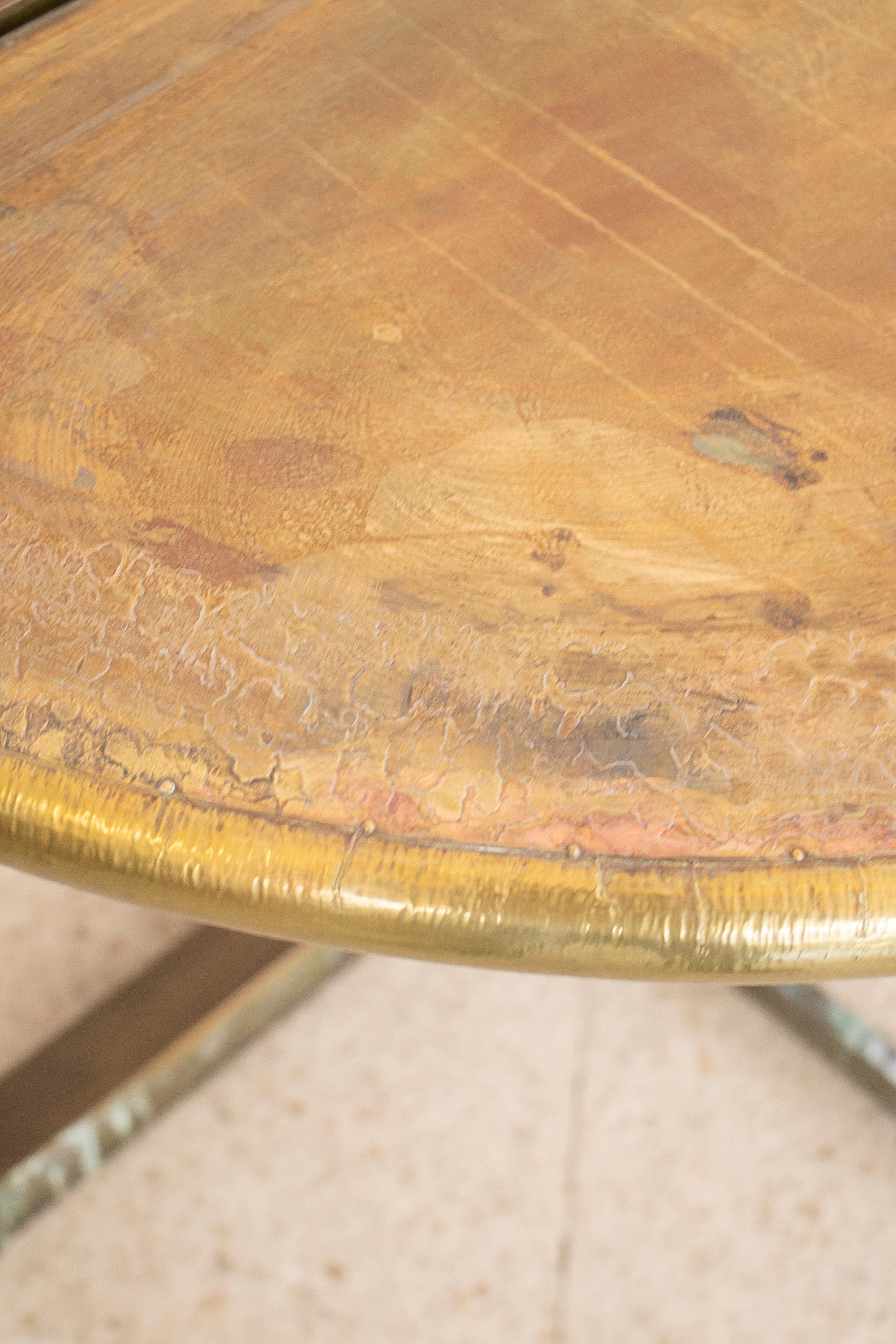 Spanischer 2-Ton-Bronze auf Holz, runder klappbarer Tisch, signiert „Gonzlez“, 1980er Jahre im Angebot 9