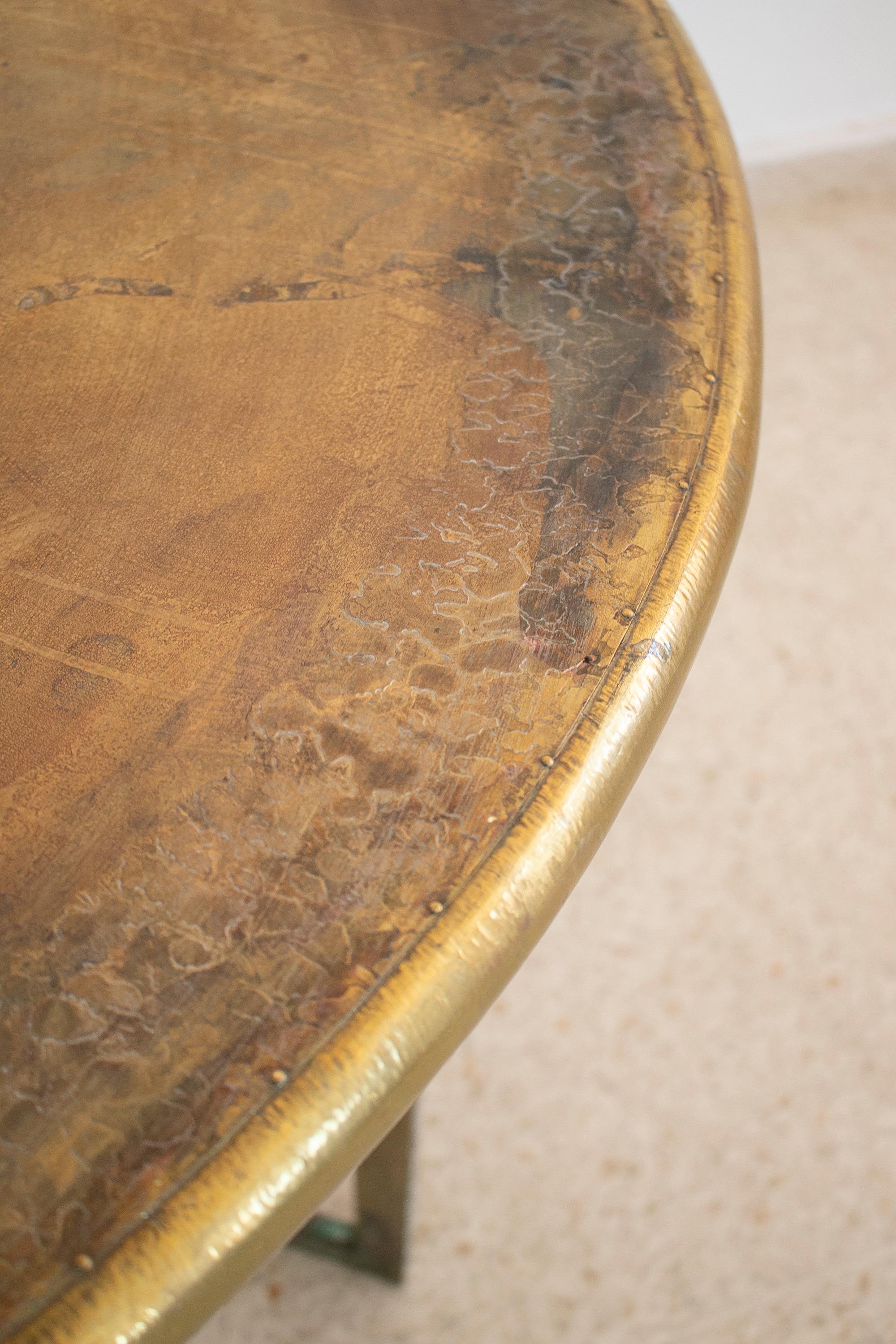 Spanischer 2-Ton-Bronze auf Holz, runder klappbarer Tisch, signiert „Gonzlez“, 1980er Jahre im Angebot 10