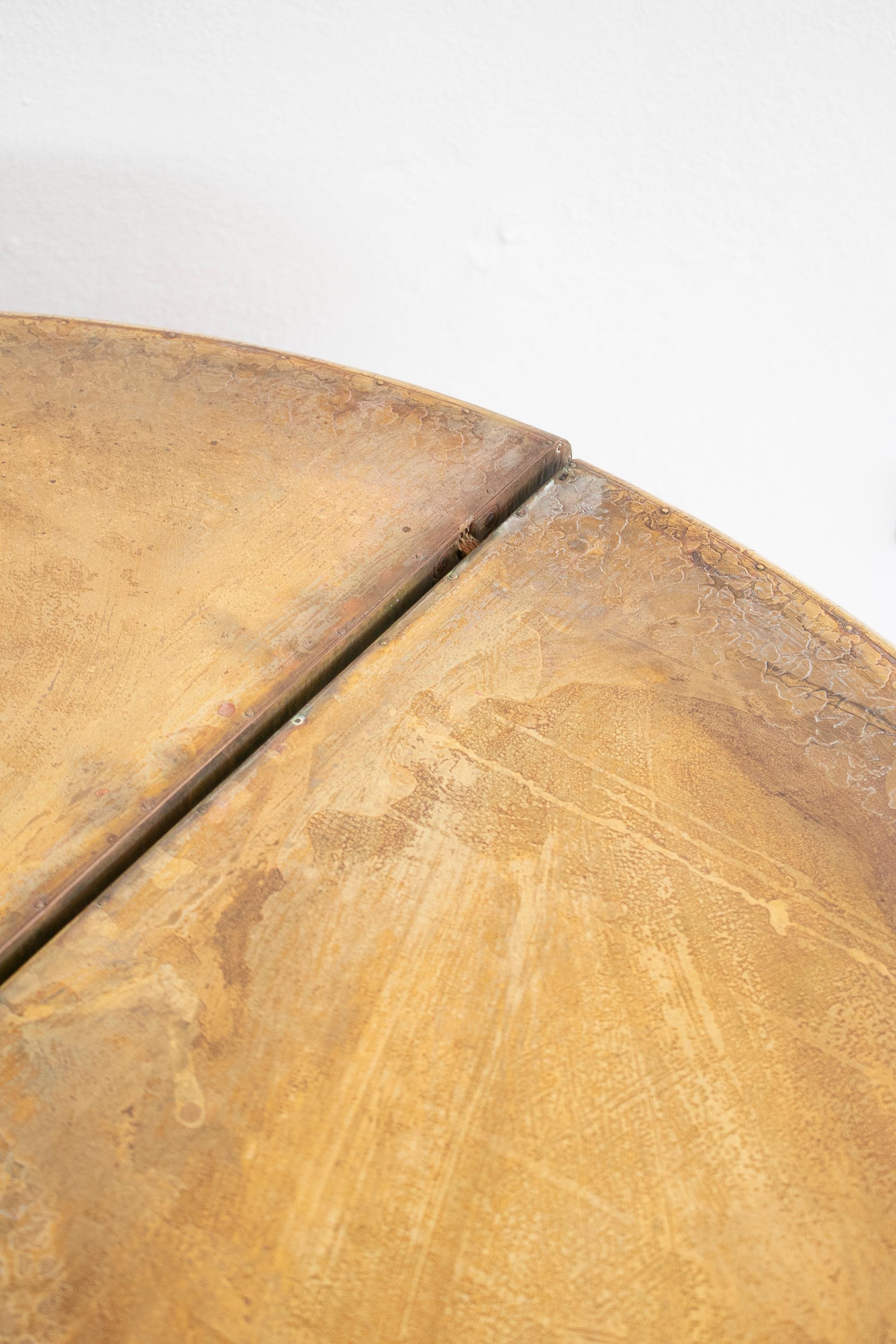 Spanischer 2-Ton-Bronze auf Holz, runder klappbarer Tisch, signiert „Gonzlez“, 1980er Jahre im Angebot 11