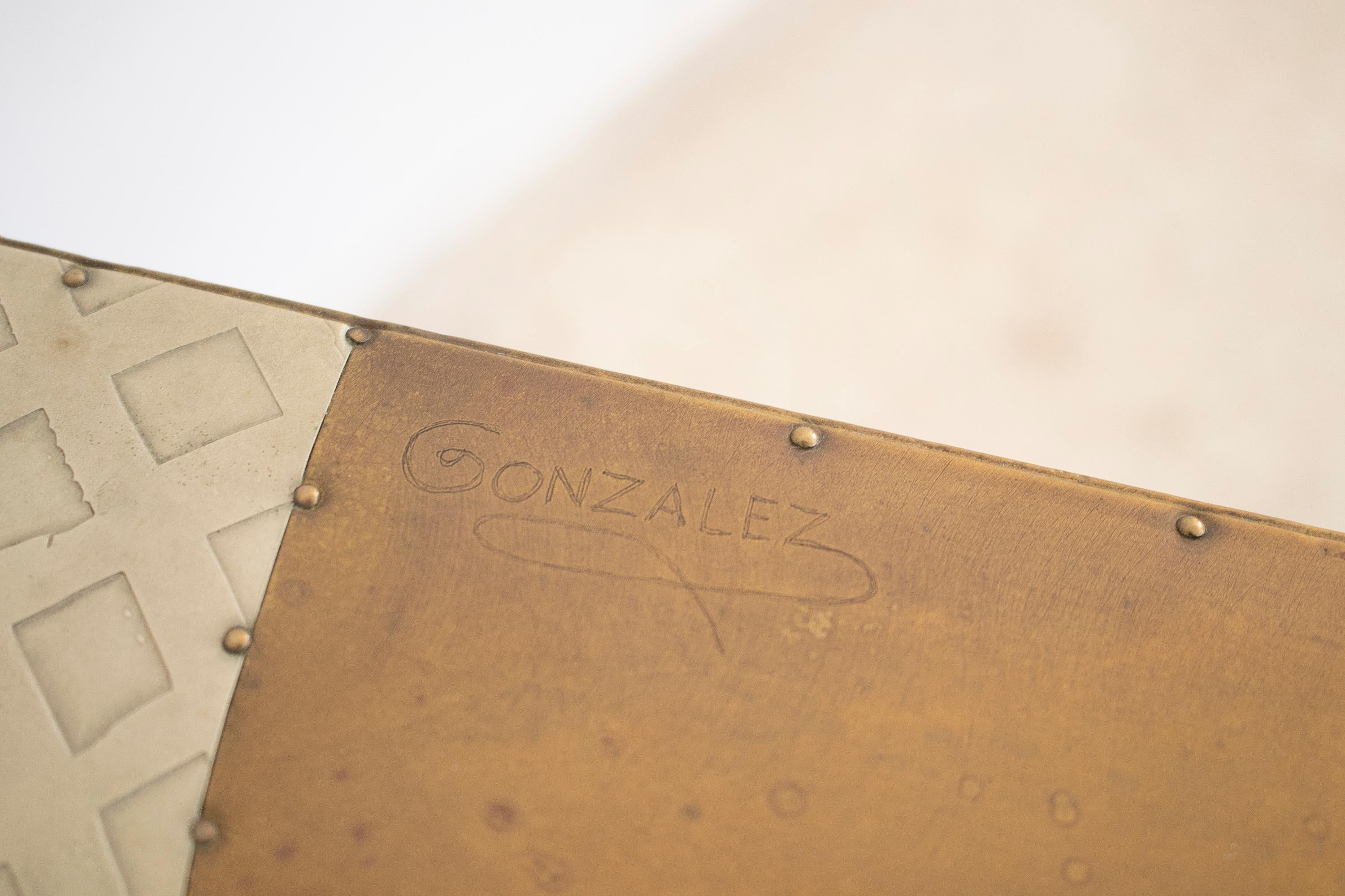 Spanischer 2-Ton-Bronze auf Holz, runder klappbarer Tisch, signiert „Gonzlez“, 1980er Jahre im Angebot 14