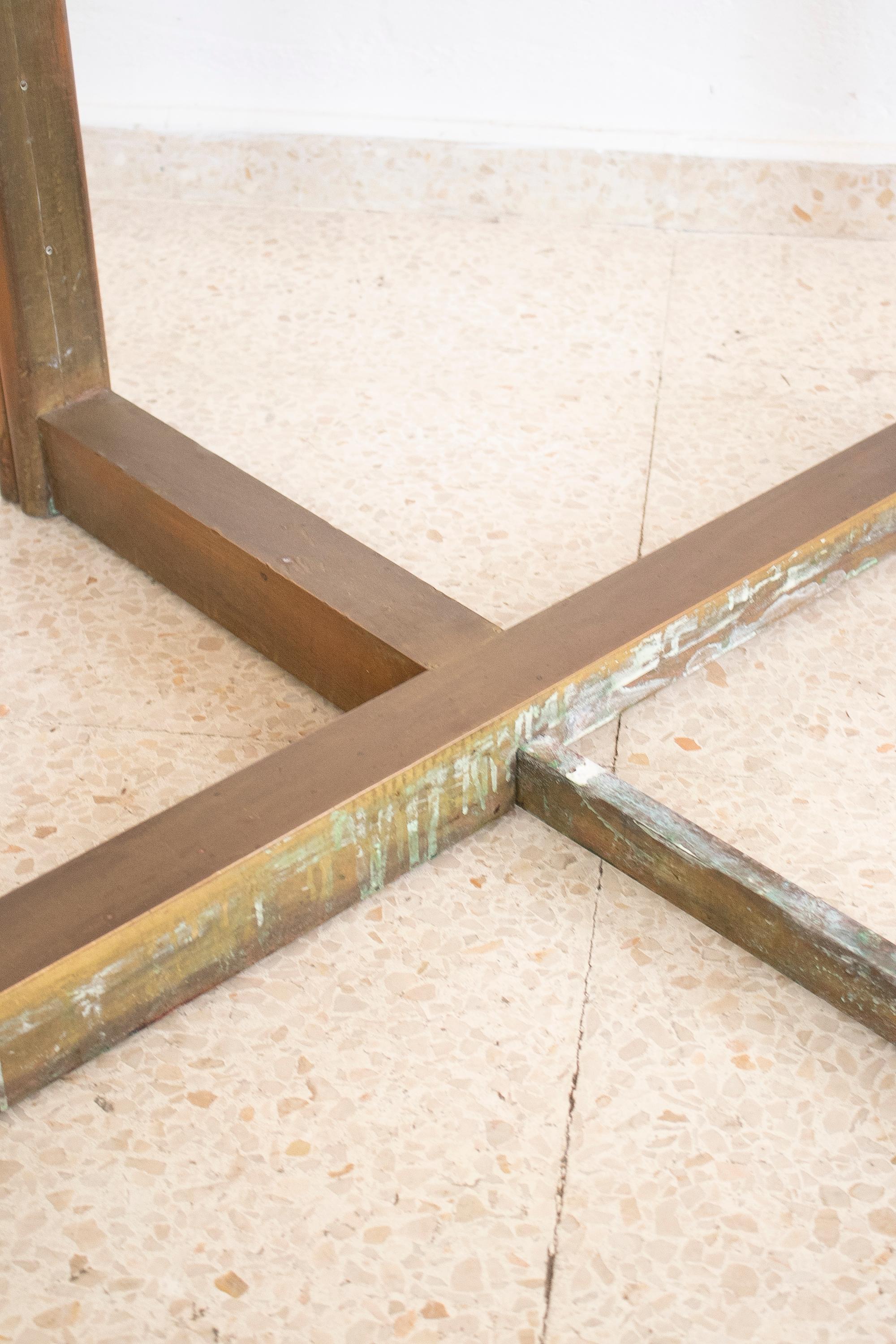 Spanischer 2-Ton-Bronze auf Holz, runder klappbarer Tisch, signiert „Gonzlez“, 1980er Jahre im Angebot 15