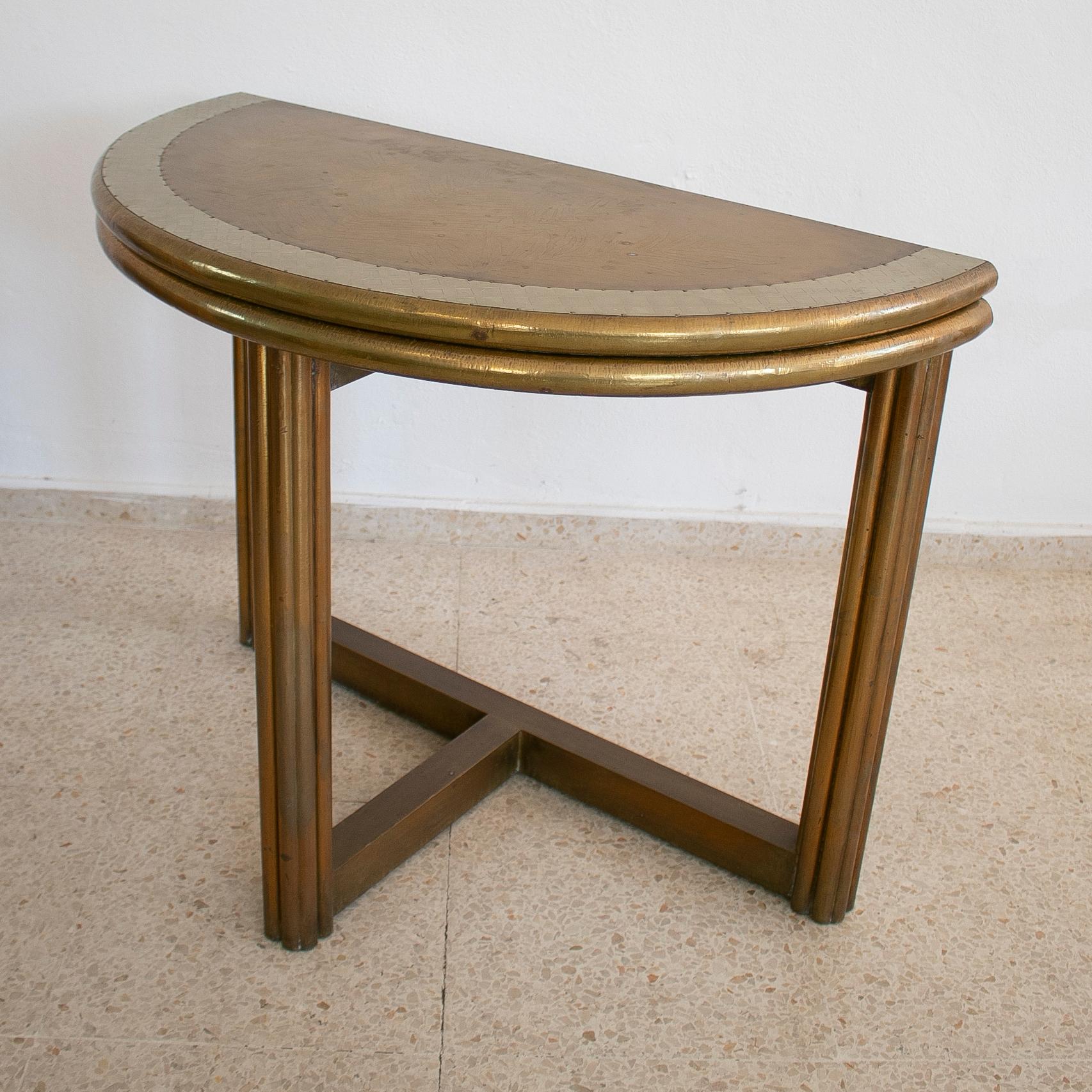 Spanischer 2-Ton-Bronze auf Holz, runder klappbarer Tisch, signiert „Gonzlez“, 1980er Jahre im Zustand „Gut“ im Angebot in Marbella, ES