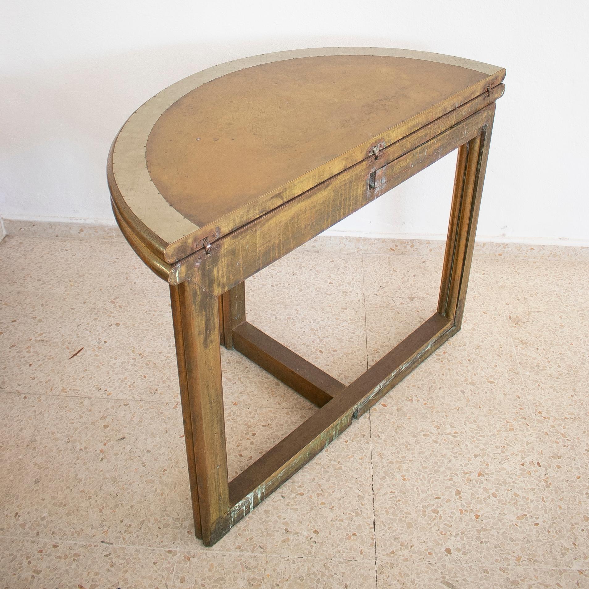 Spanischer 2-Ton-Bronze auf Holz, runder klappbarer Tisch, signiert „Gonzlez“, 1980er Jahre (20. Jahrhundert) im Angebot