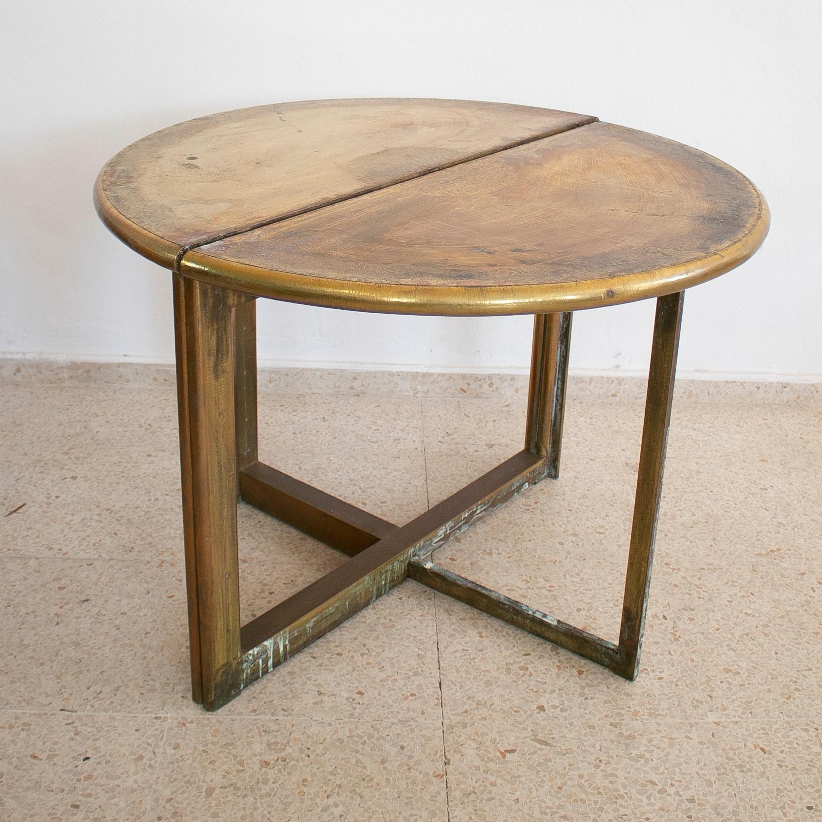 Spanischer 2-Ton-Bronze auf Holz, runder klappbarer Tisch, signiert „Gonzlez“, 1980er Jahre im Angebot 4