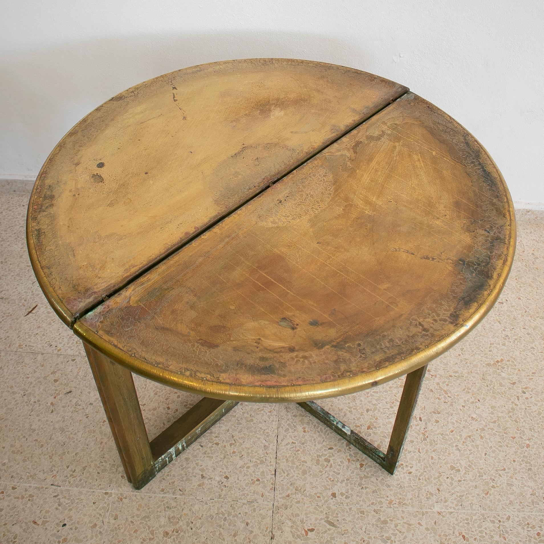 Spanischer 2-Ton-Bronze auf Holz, runder klappbarer Tisch, signiert „Gonzlez“, 1980er Jahre im Angebot 5