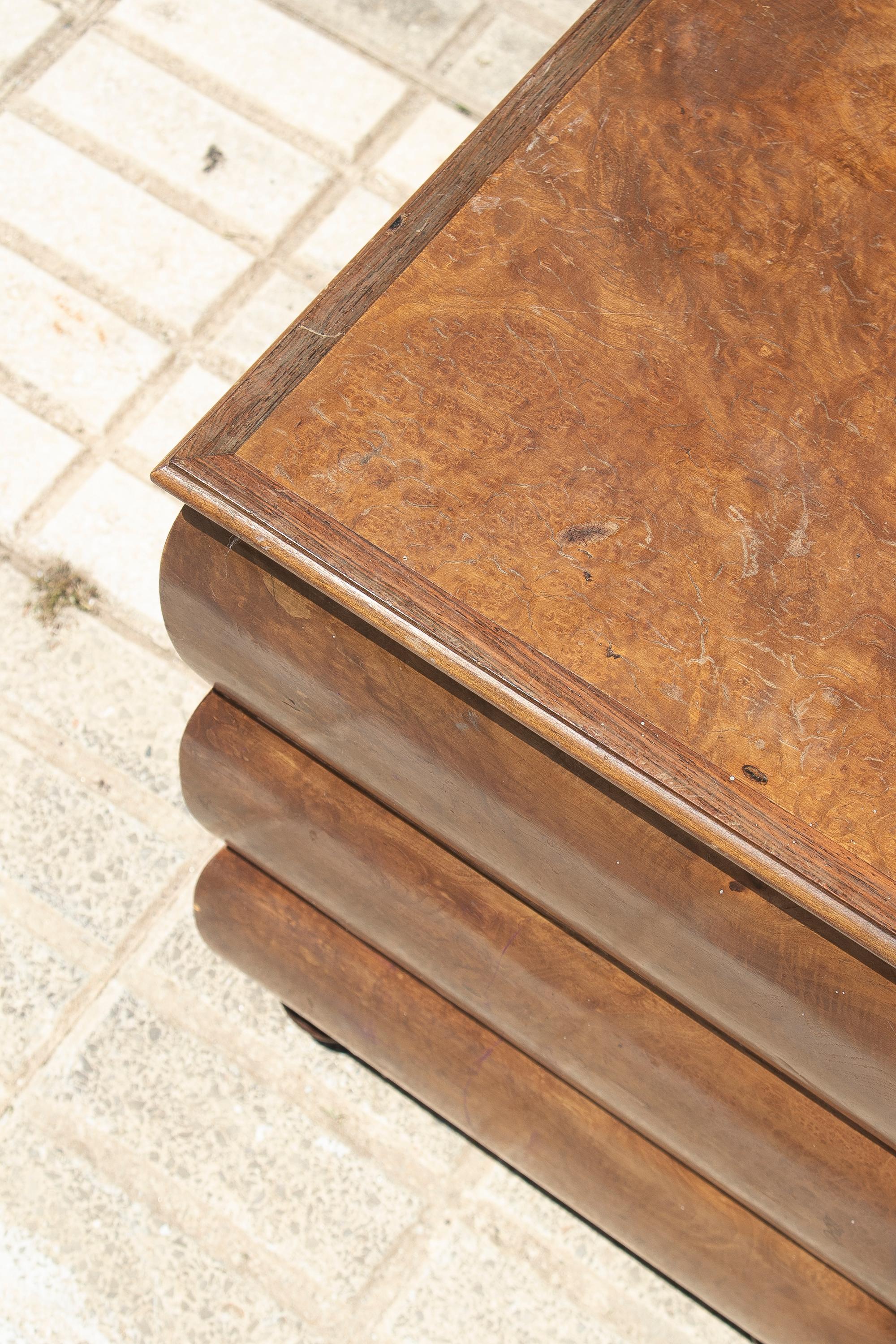 Tavolo consolle spagnolo a 3 cassetti in legno impiallacciato degli anni '80 in vendita 9