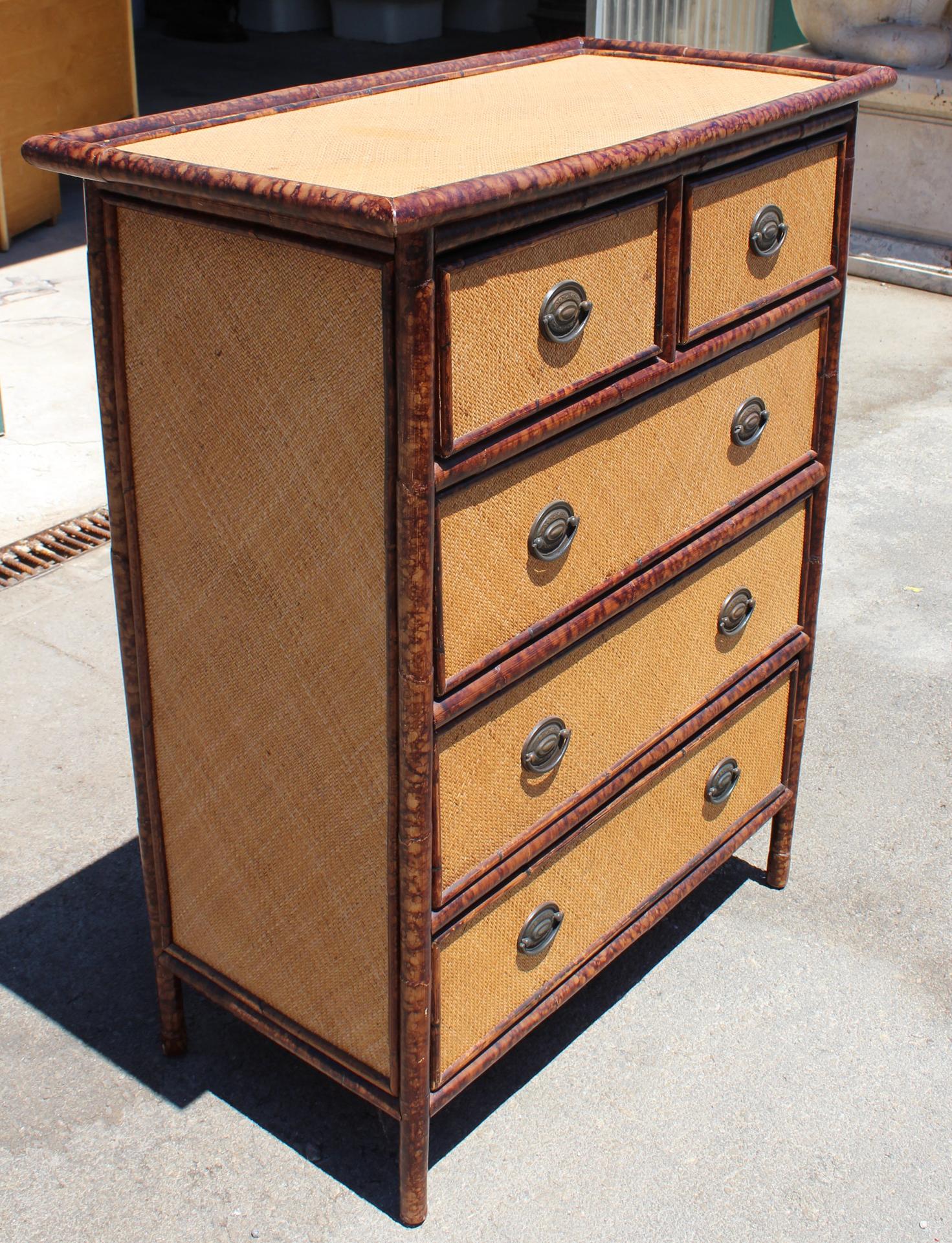 chest of drawers in spanish