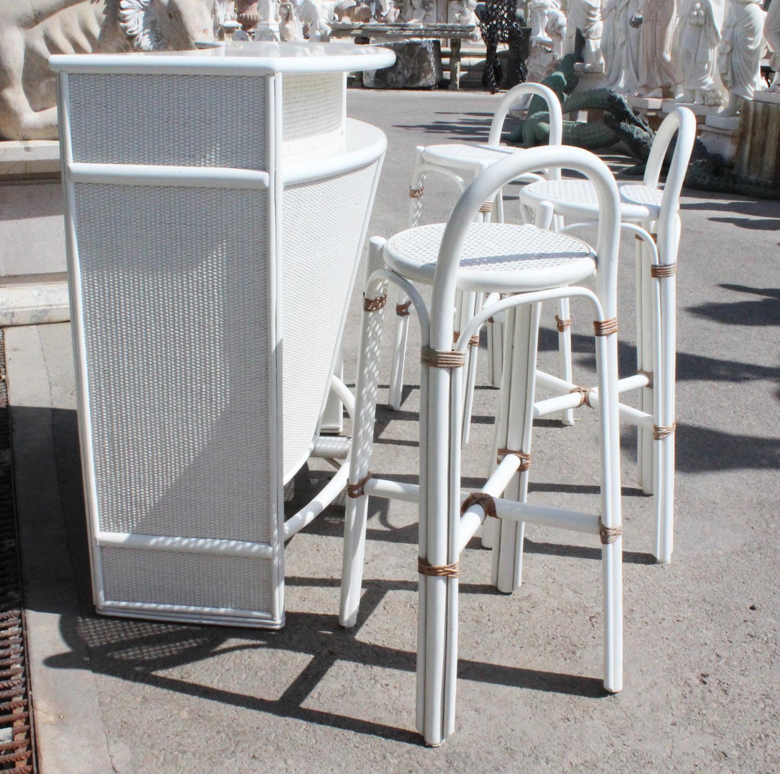 Mueble minibar español de bambú, madera y ratán de los años 80 con tres taburetes en Bueno estado para la venta en Marbella, ES
