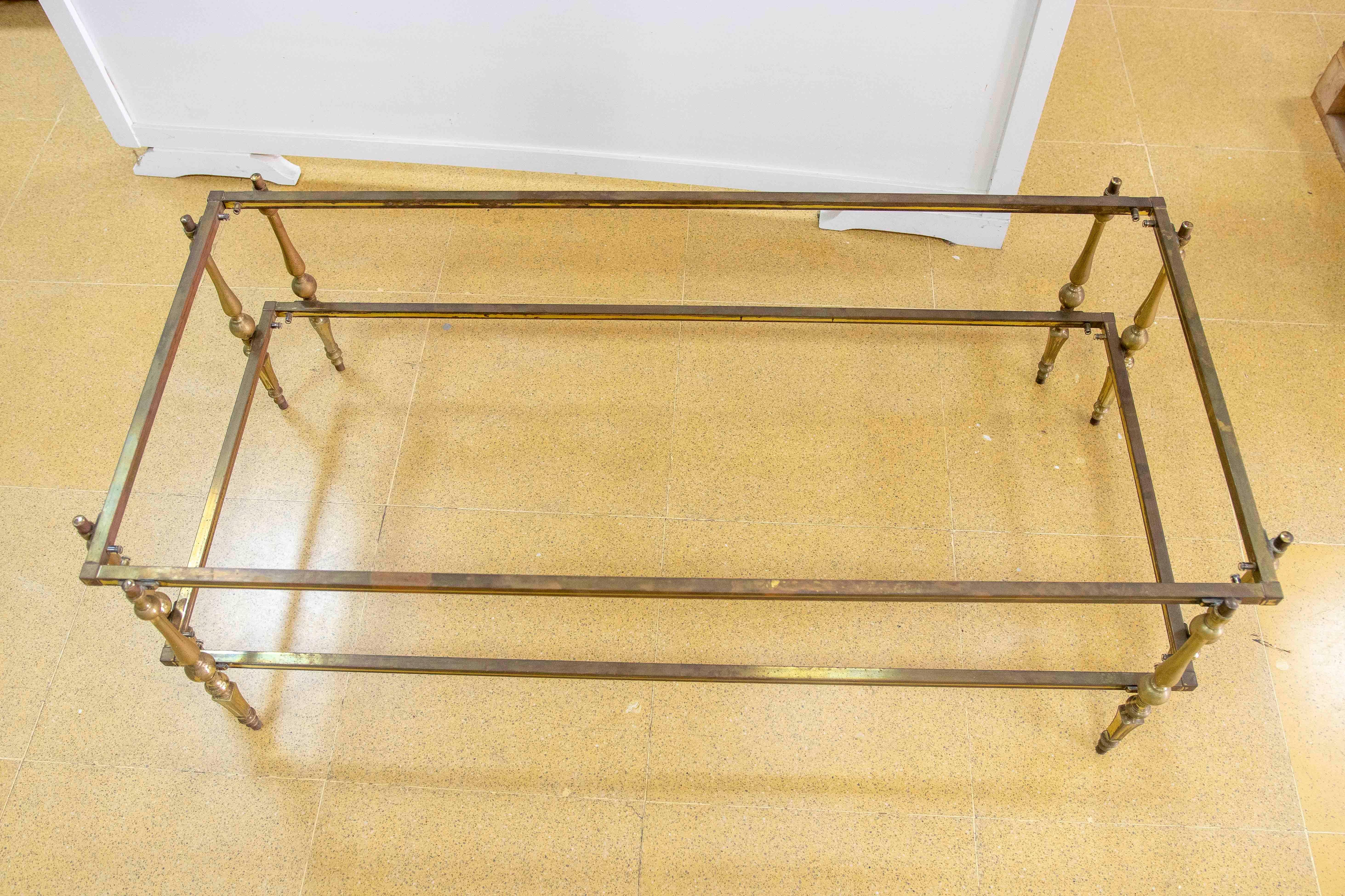 Mesa baja española de latón de los años 80 en venta 7