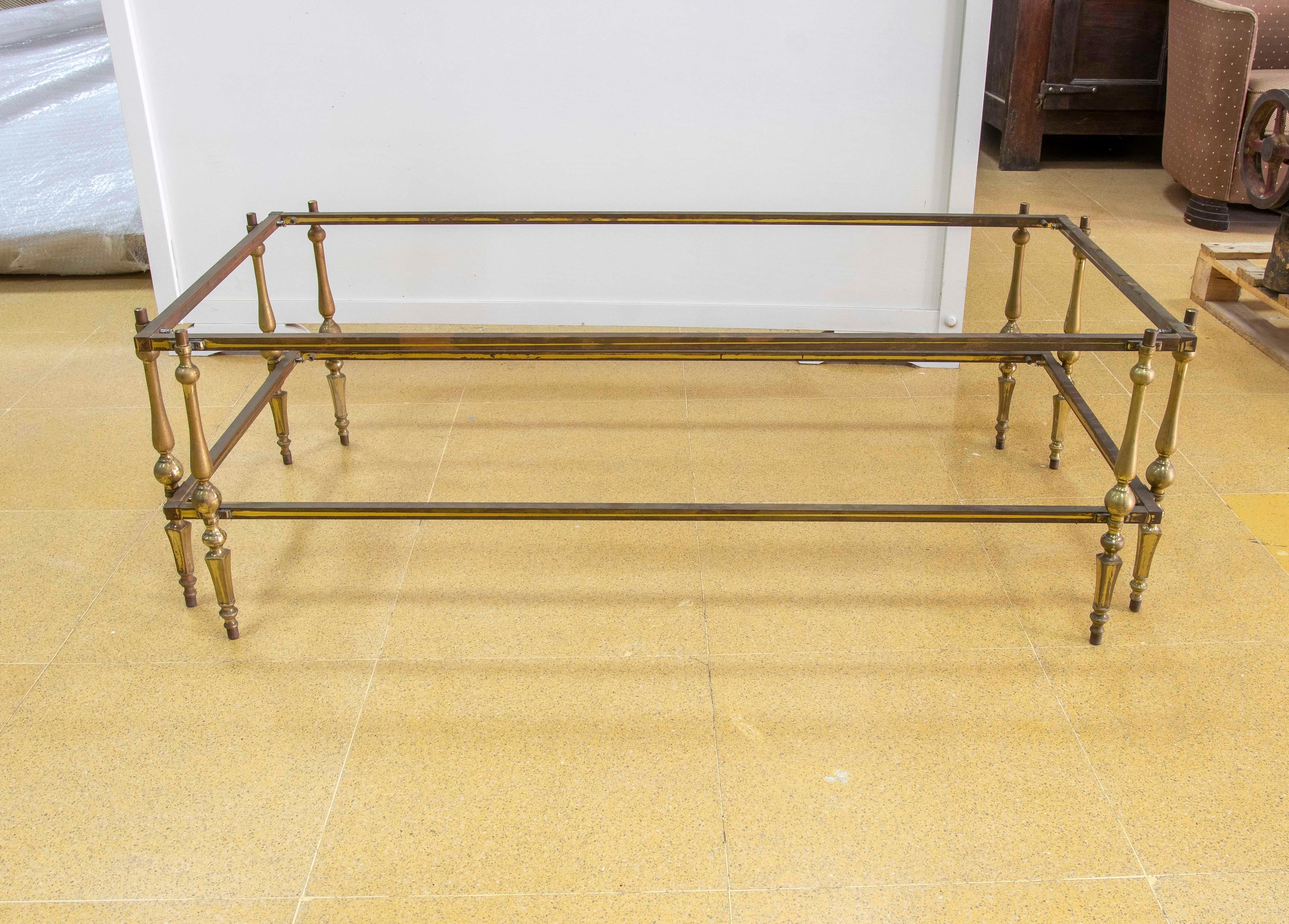 Mesa baja española de latón de los años 80 