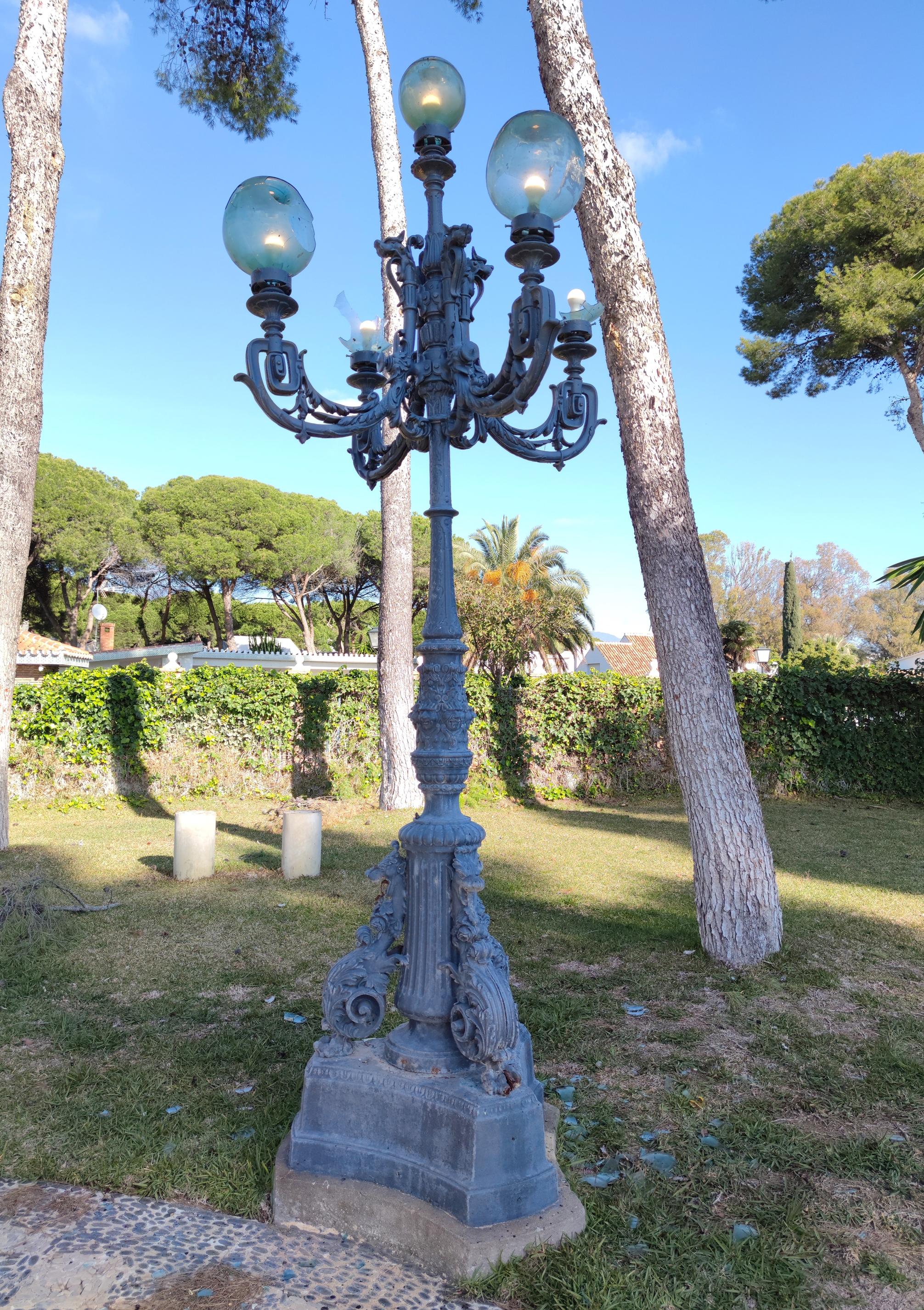 1980s Spanish Cast Iron Four-Arm Street Lamp In Good Condition In Marbella, ES