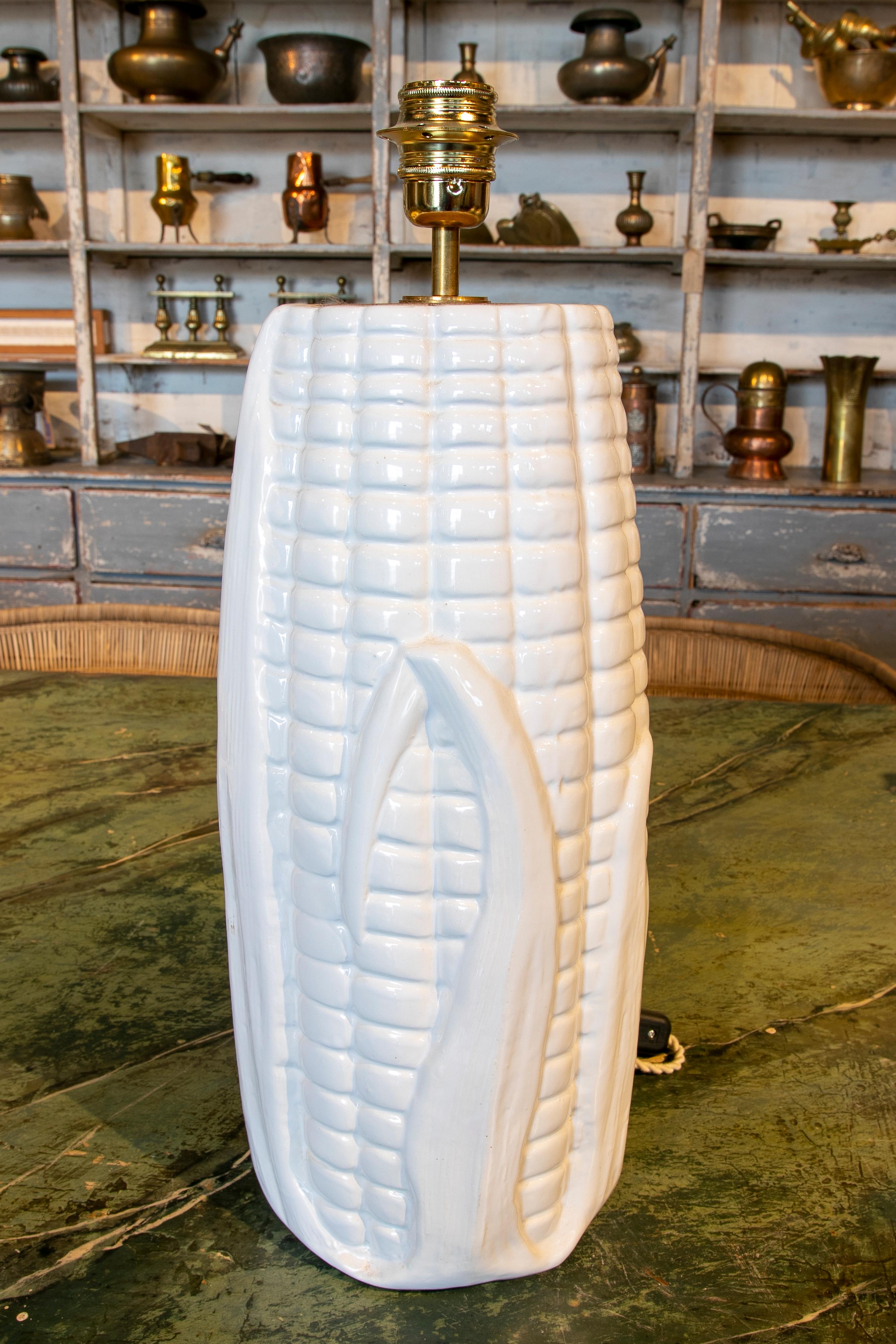 1980er Jahre Spanisch Keramik glasiert Lampe mit Korn Form in weißer Farbe.
 