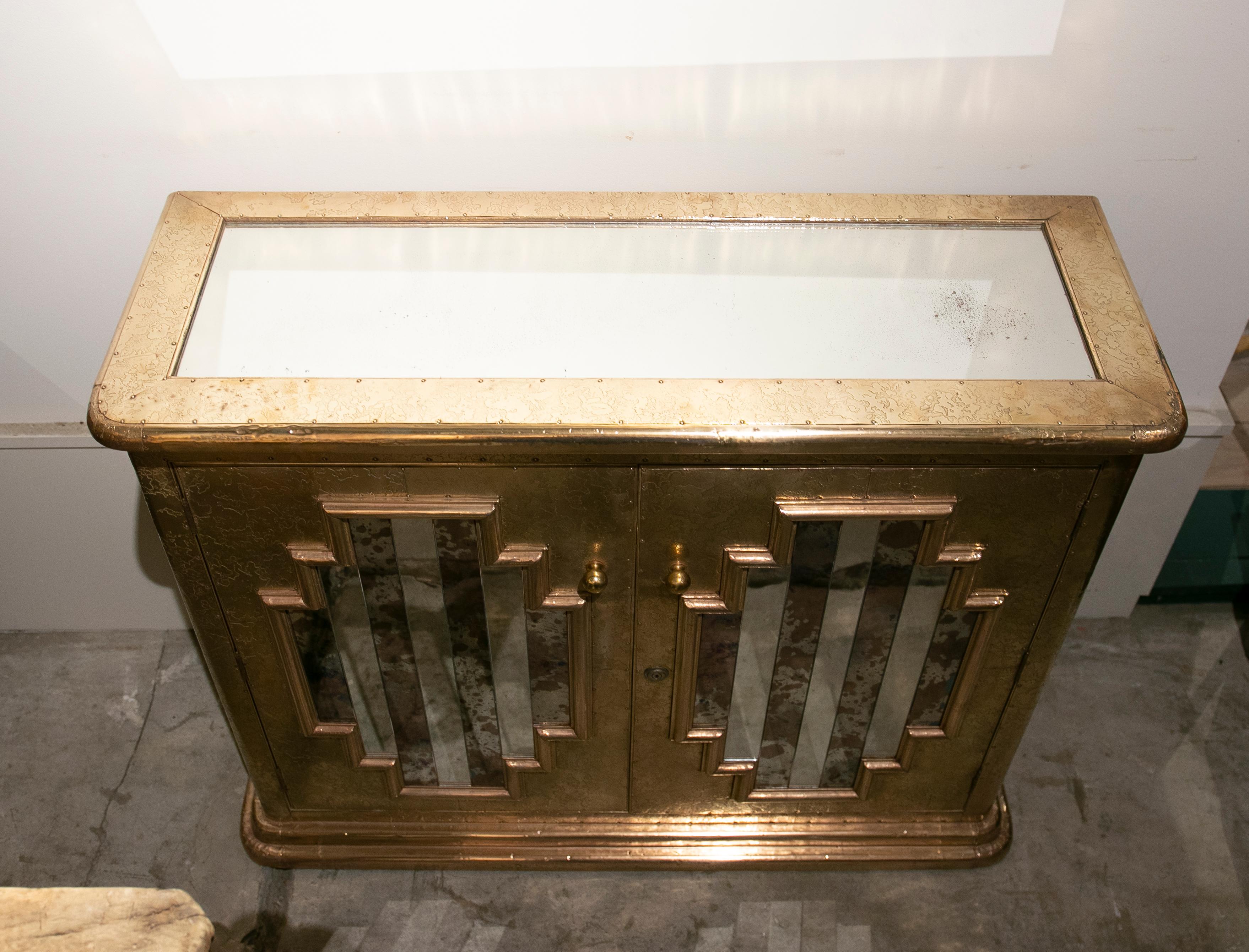 20ième siècle Console espagnole des années 1980 avec portes et miroirs en laiton en vente