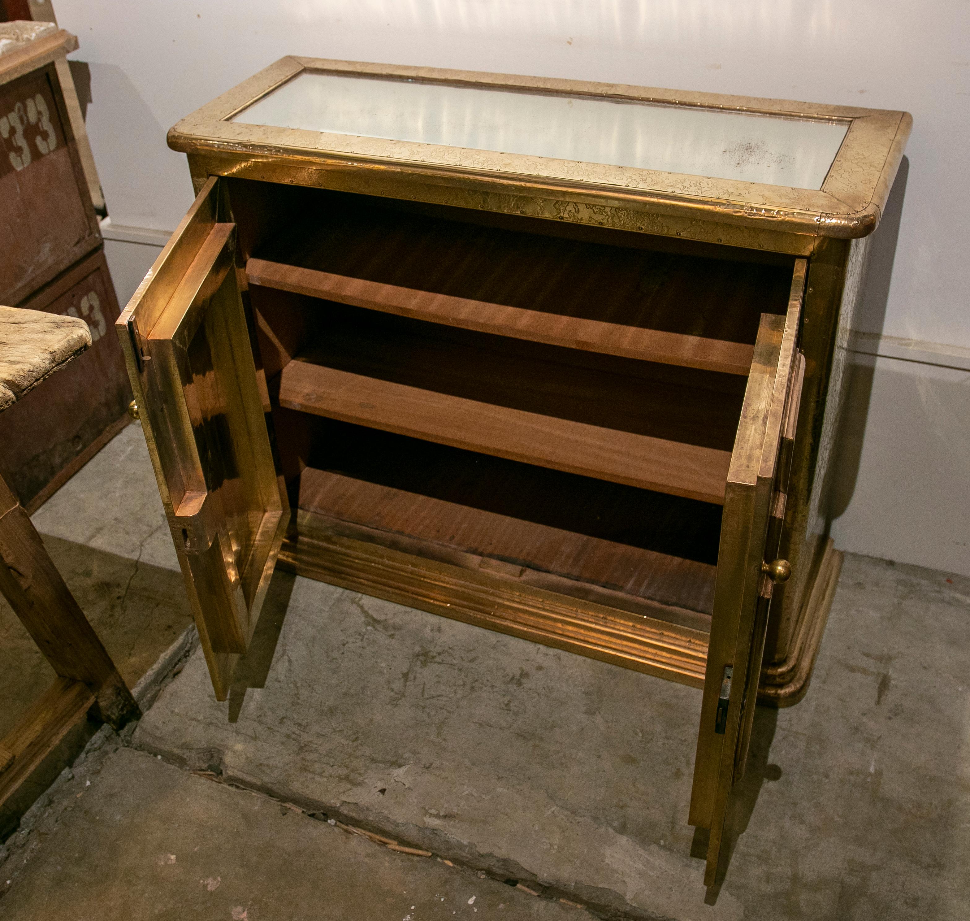 1980s, Spanish Console with Brass Doors and Mirrors For Sale 2