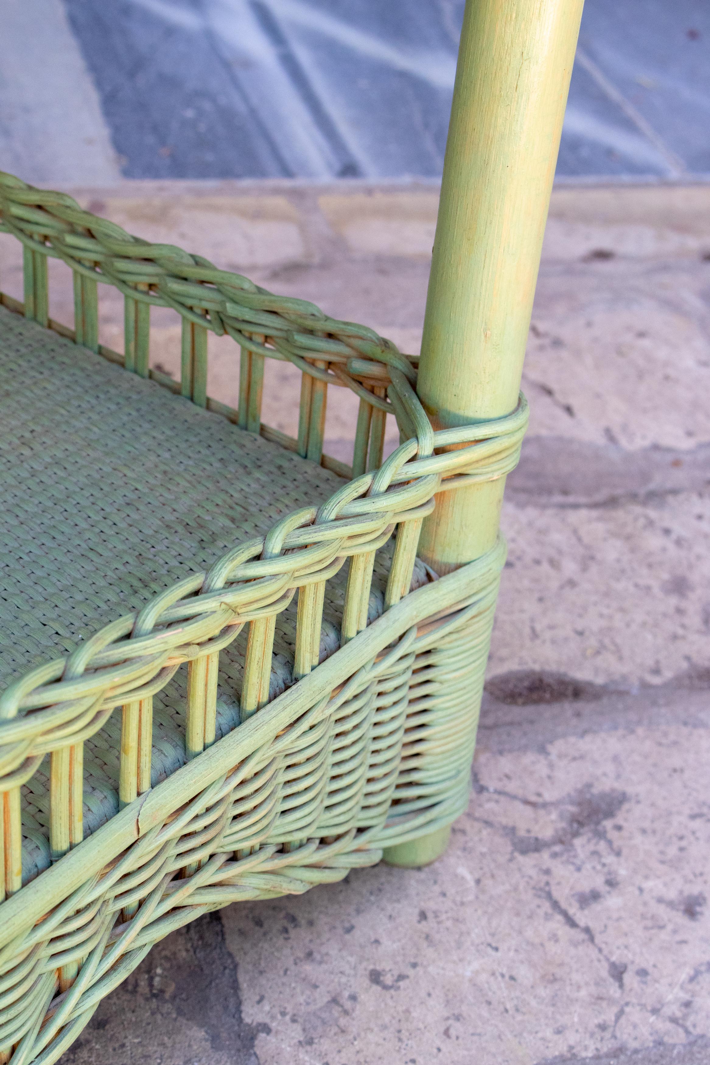 1980s Spanish Green Wicker Side Table In Good Condition In Marbella, ES