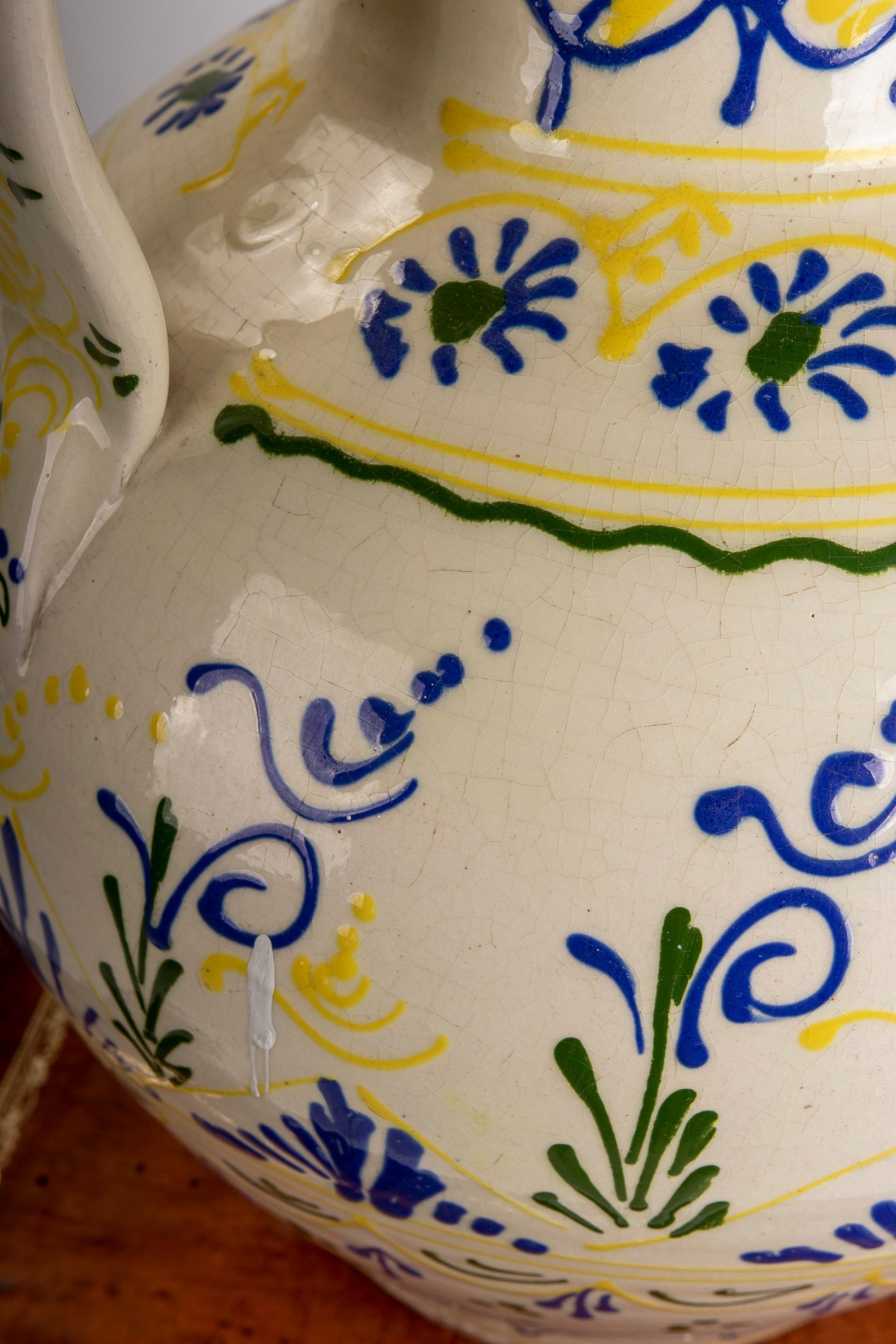 Brocca spagnola anni '80 in ceramica dipinta a mano con manico per vino in vendita 3
