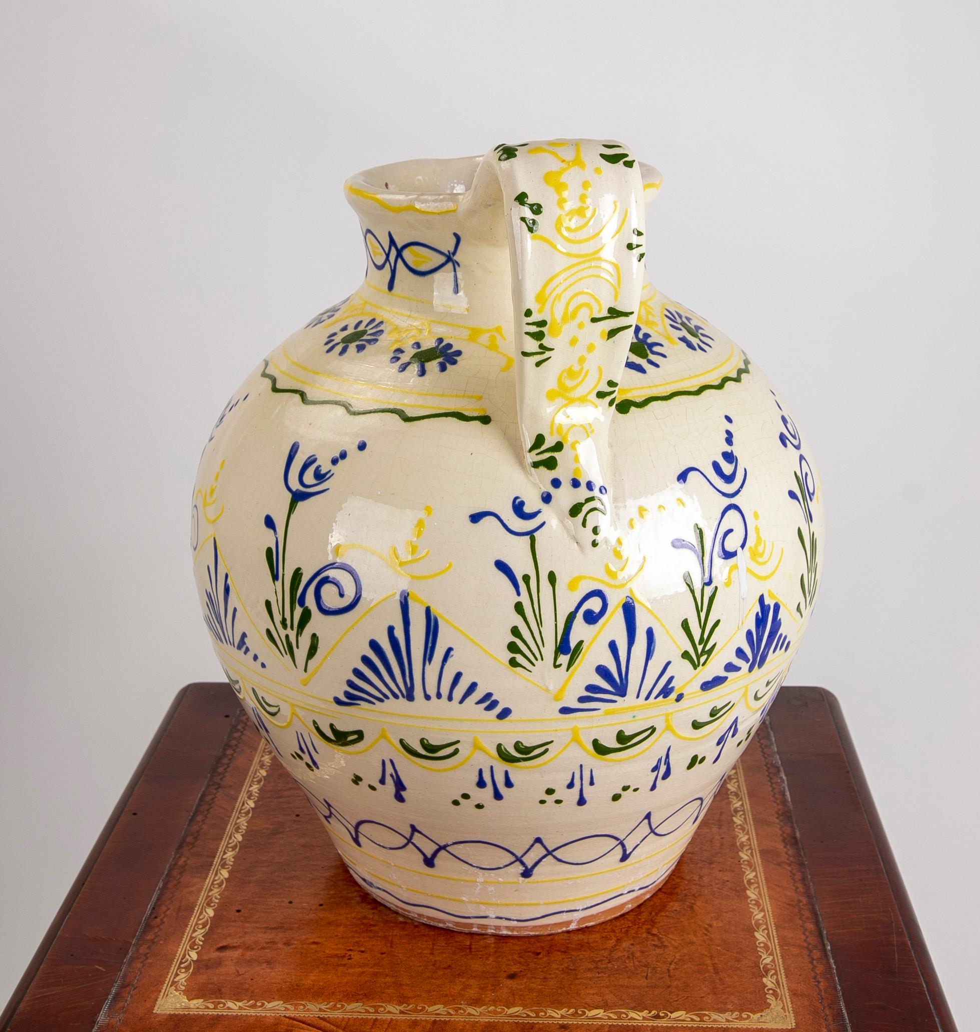Ceramica Brocca spagnola anni '80 in ceramica dipinta a mano con manico per vino in vendita
