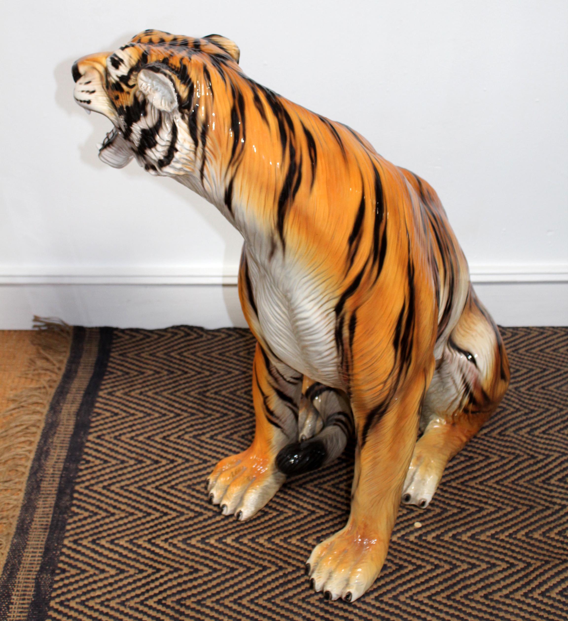 Sculpture de tigre espagnol des années 1980 en céramique émaillée peinte à la main Bon état - En vente à Marbella, ES