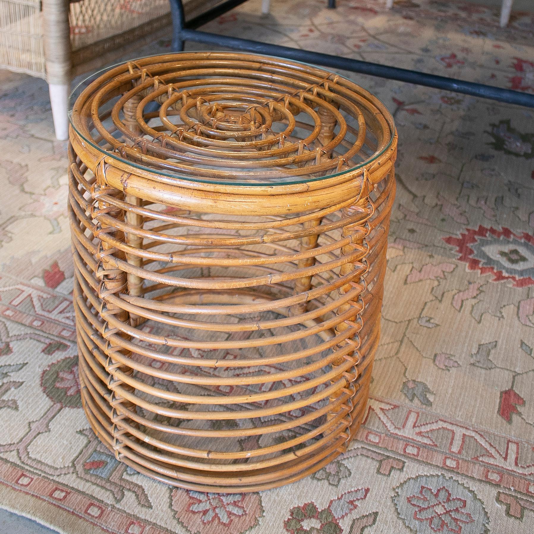 1980s Spanish Hand Woven Bamboo Round Side Table w/ Glass Top In Good Condition In Marbella, ES