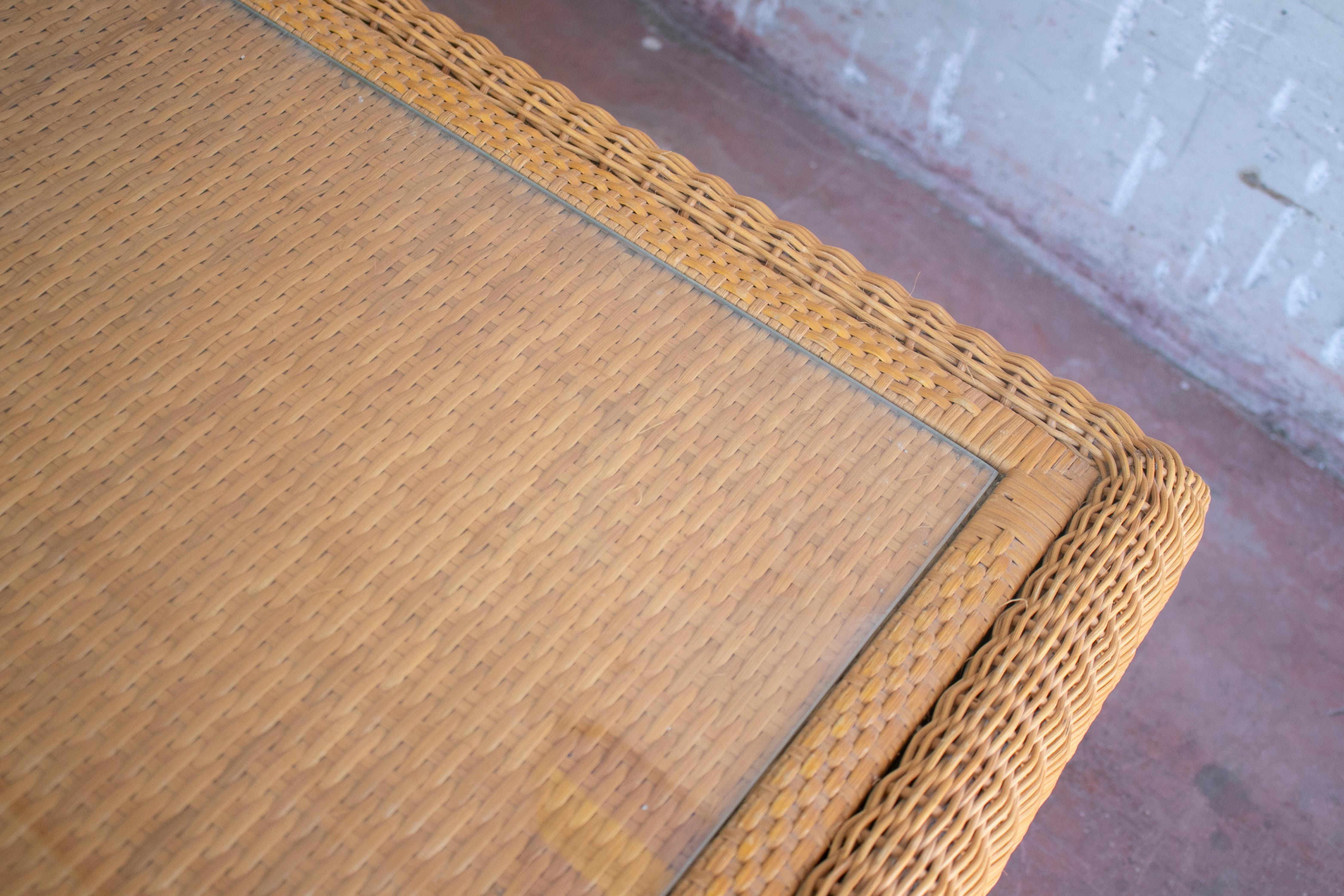 1980s Spanish Hand Woven Wicker Coffee Table w/ Glass Top For Sale 12