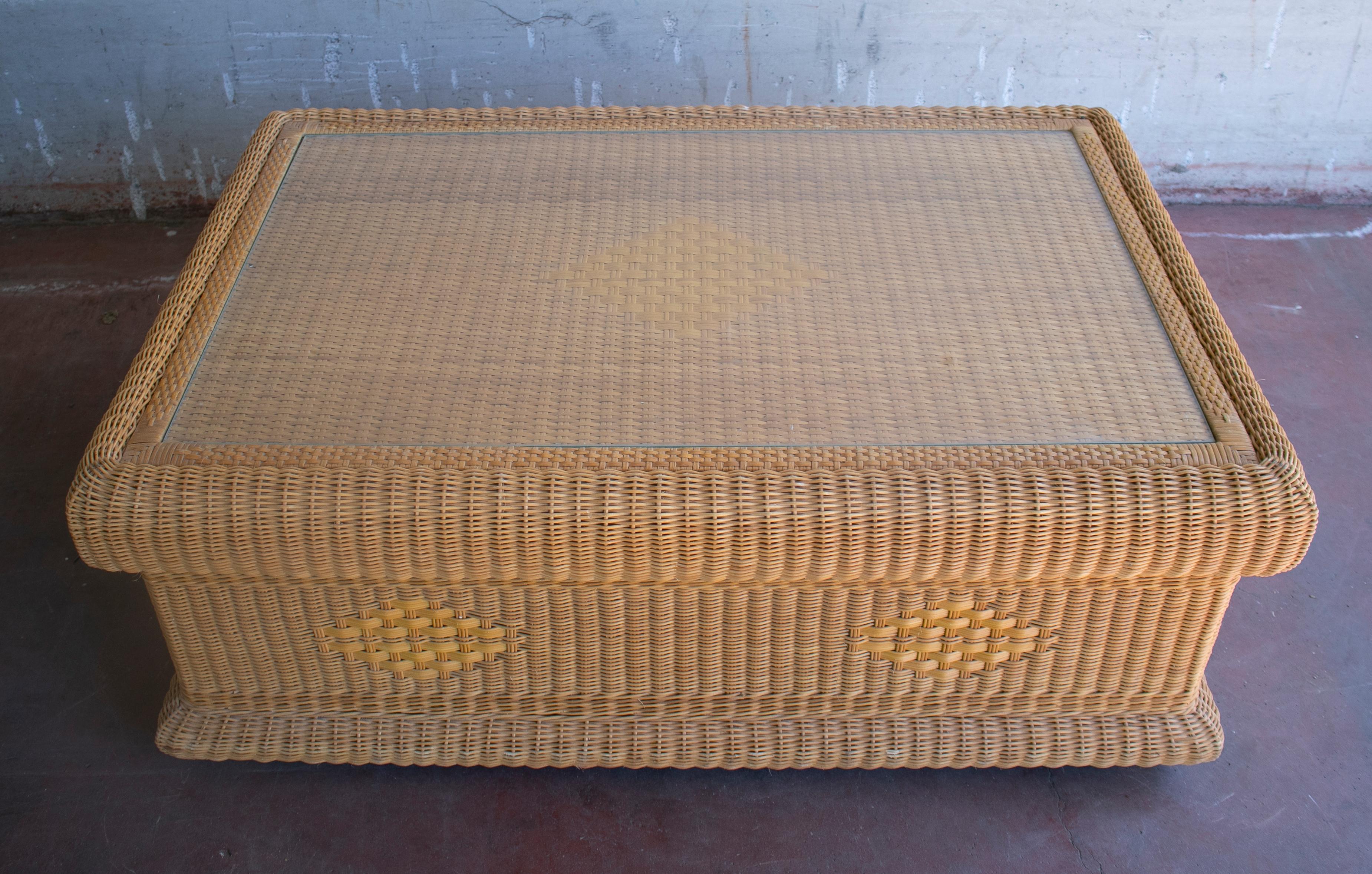 1980s Spanish Hand Woven Wicker Coffee Table w/ Glass Top In Good Condition For Sale In Marbella, ES