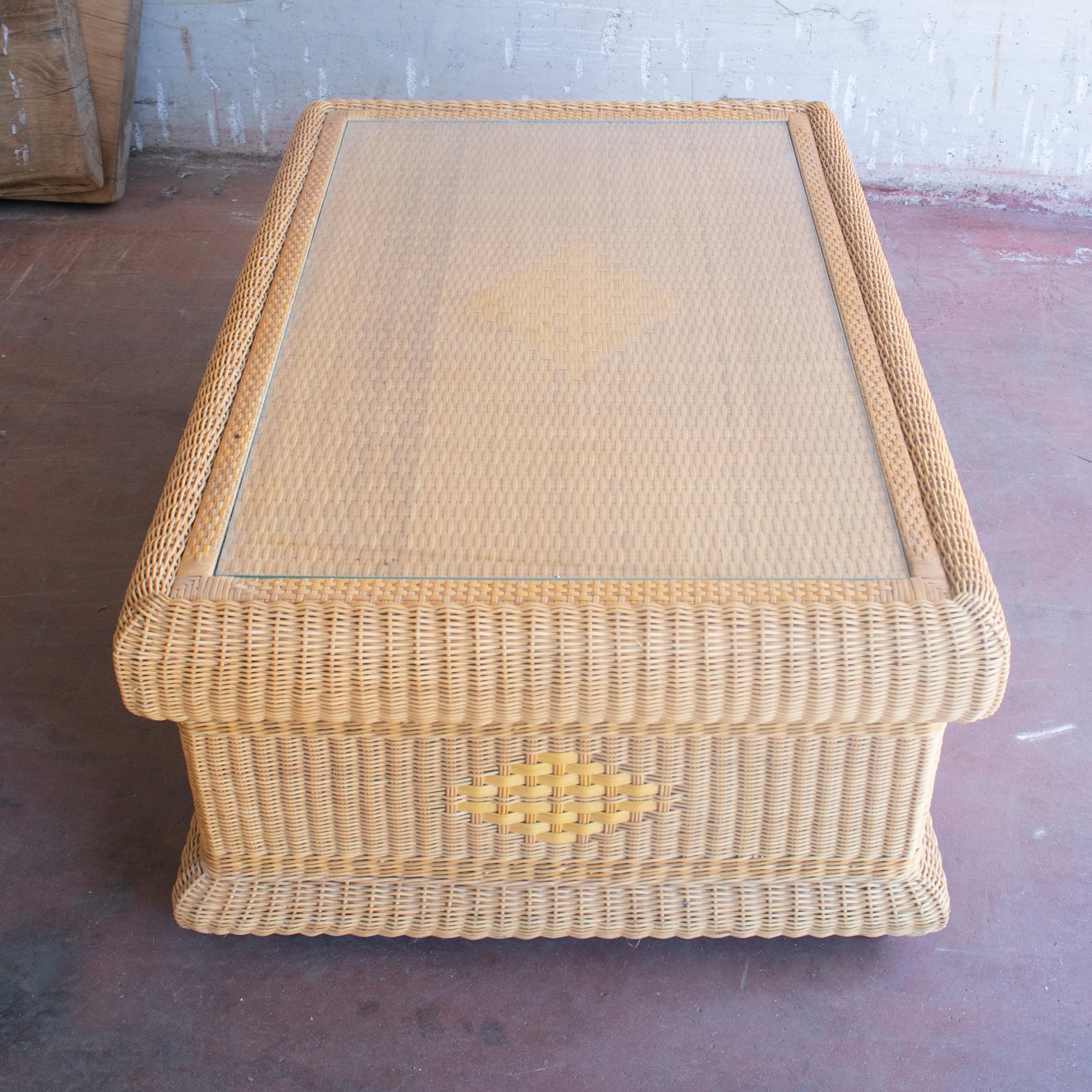 1980s Spanish Hand Woven Wicker Coffee Table w/ Glass Top For Sale 2
