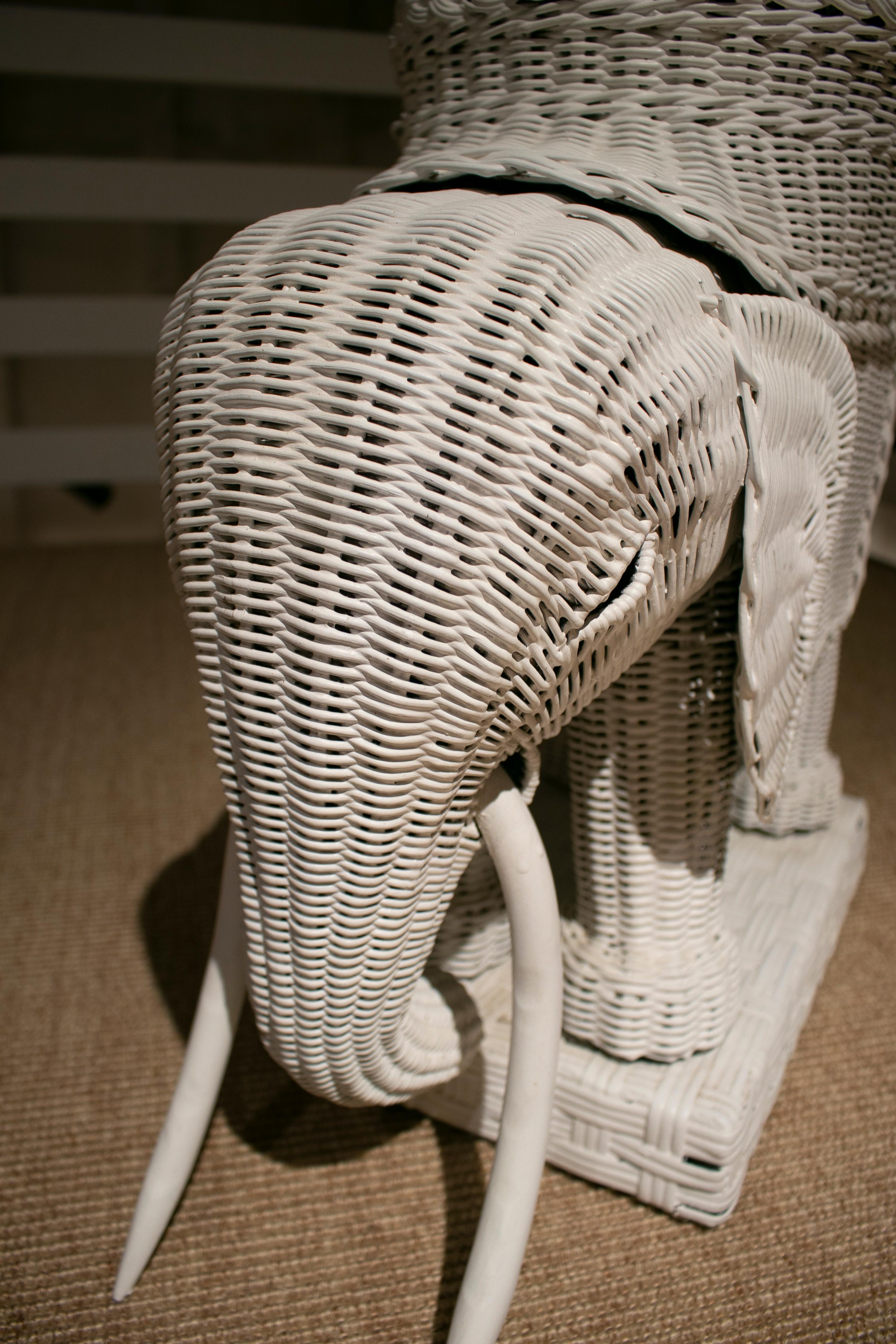 1980s Spanish Hand Woven Wicker Elephant Pedestal Table In Good Condition In Marbella, ES
