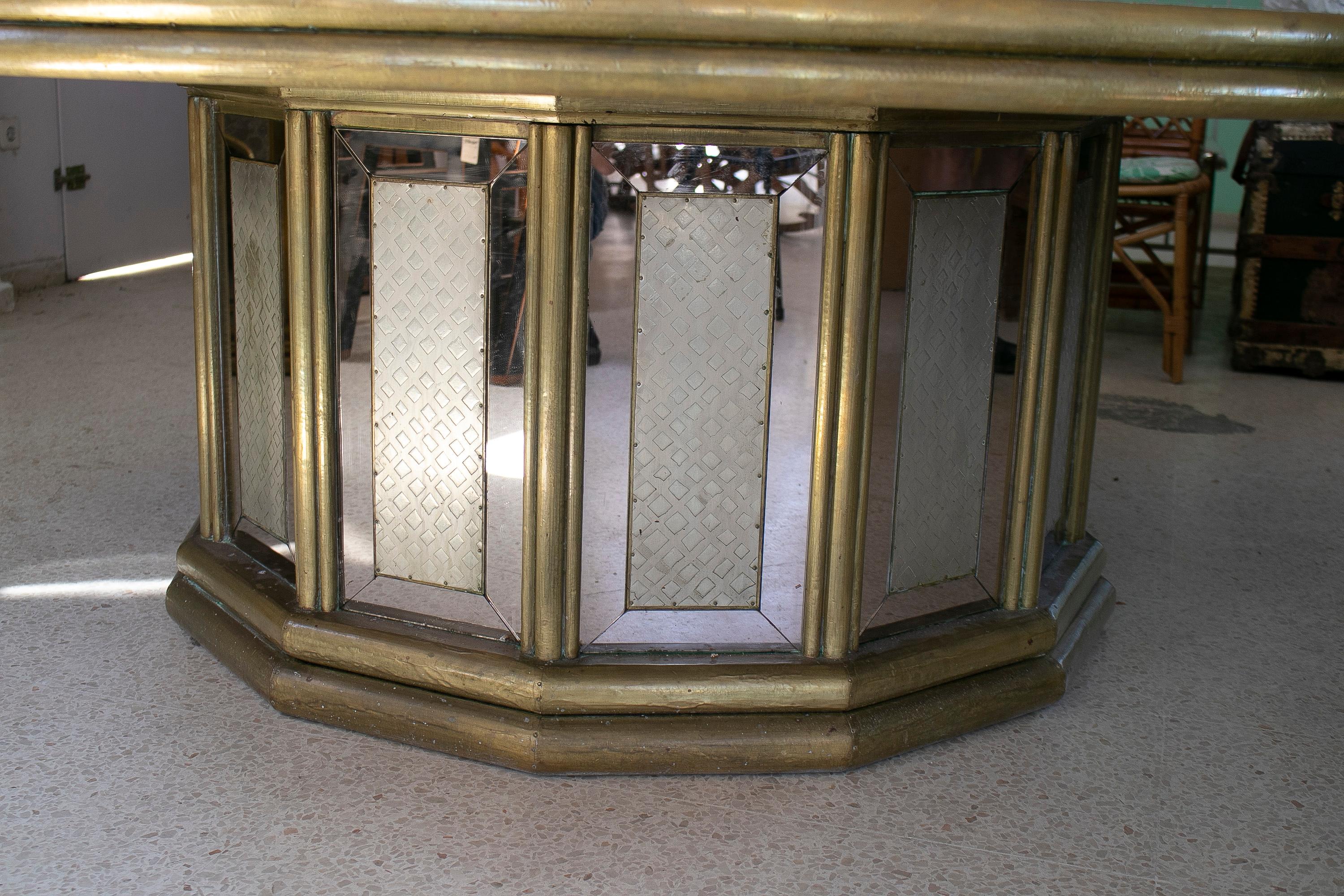Table ronde espagnole des années 1980 en bronze et verre, fabriquée à la main, à 10 places, signée « Gonzlez ». en vente 3