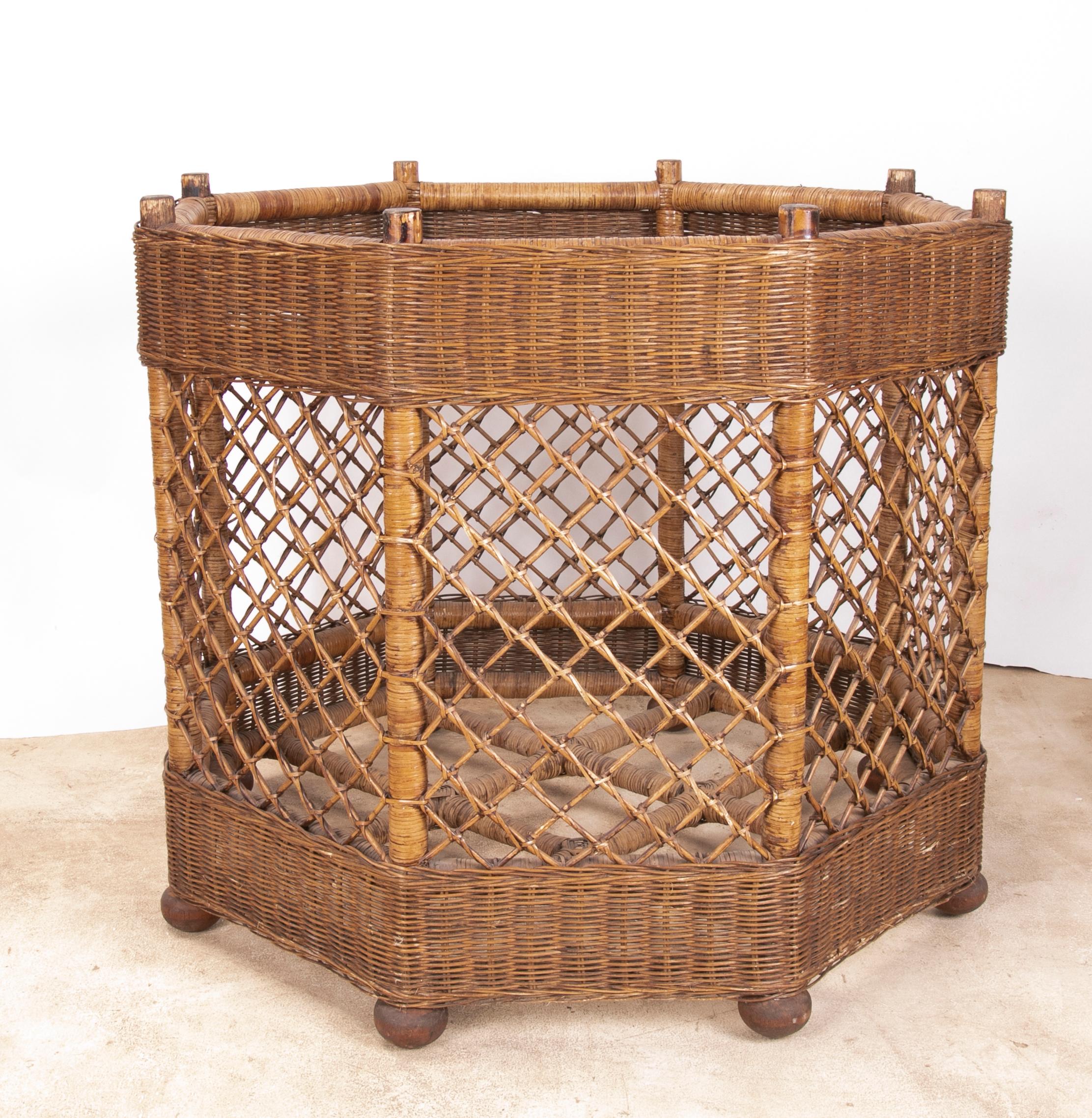 1980s Spanish Handmade Bamboo and Wicker Side Table  In Good Condition For Sale In Marbella, ES