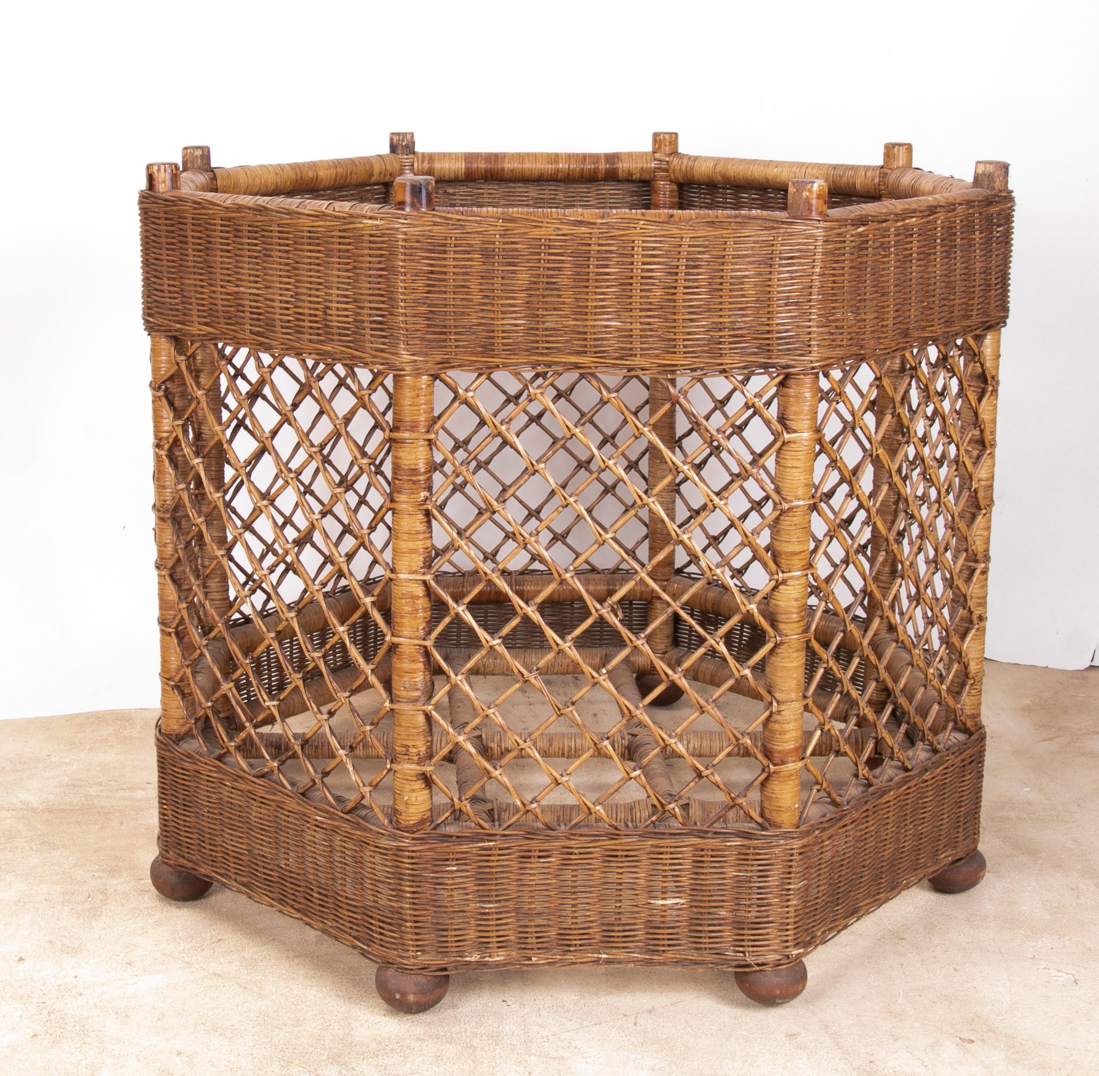 1980s Spanish Handmade Bamboo and Wicker Side Table  For Sale 1