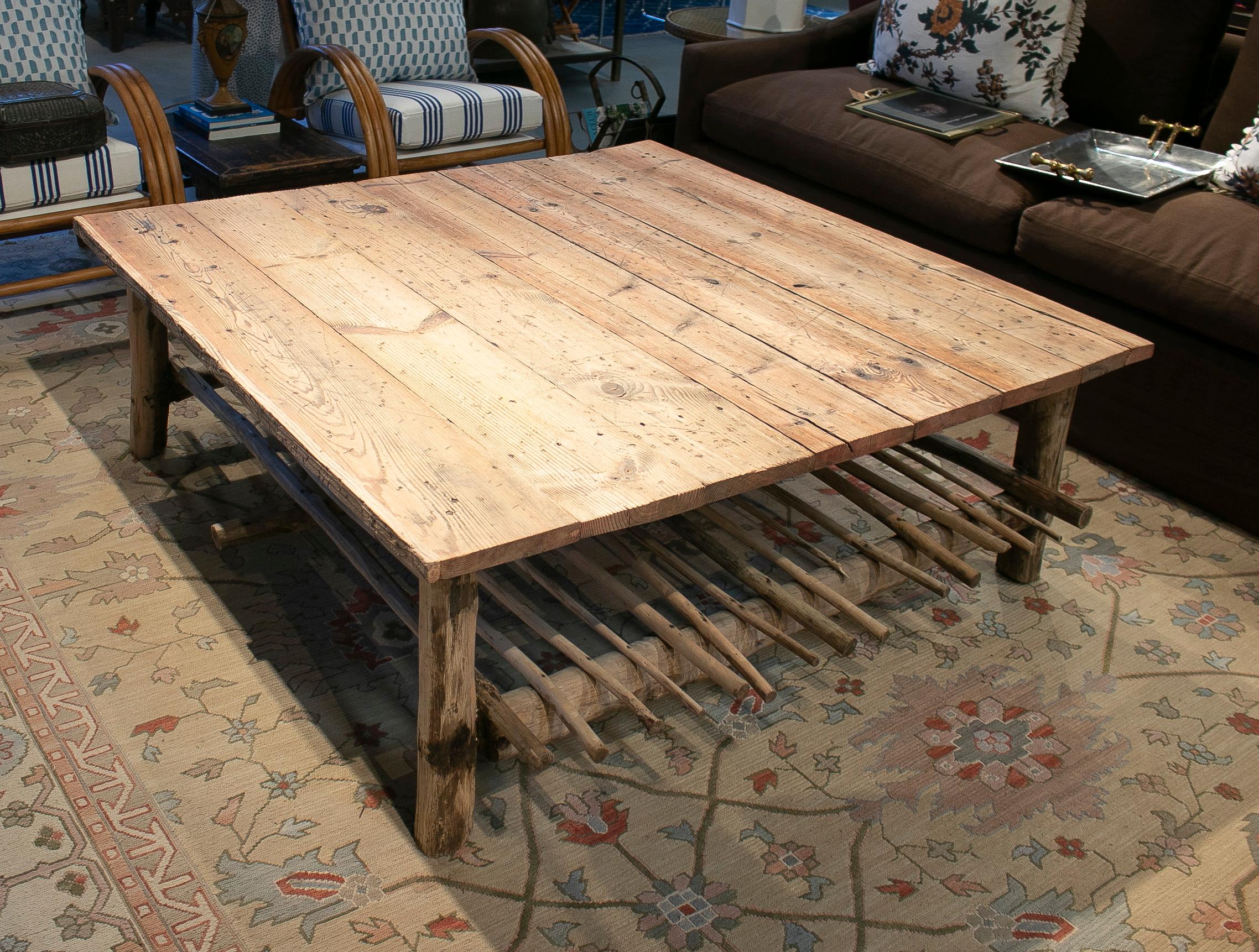 Table basse en bois artisanal espagnol des années 1980.