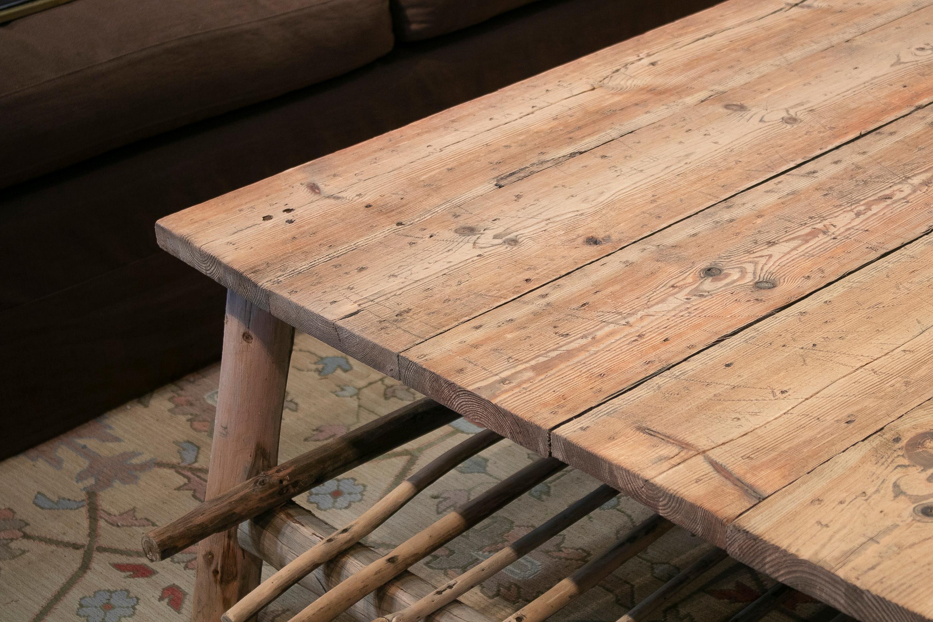 Bois Table basse espagnole en bois faite à la main des années 1980 en vente