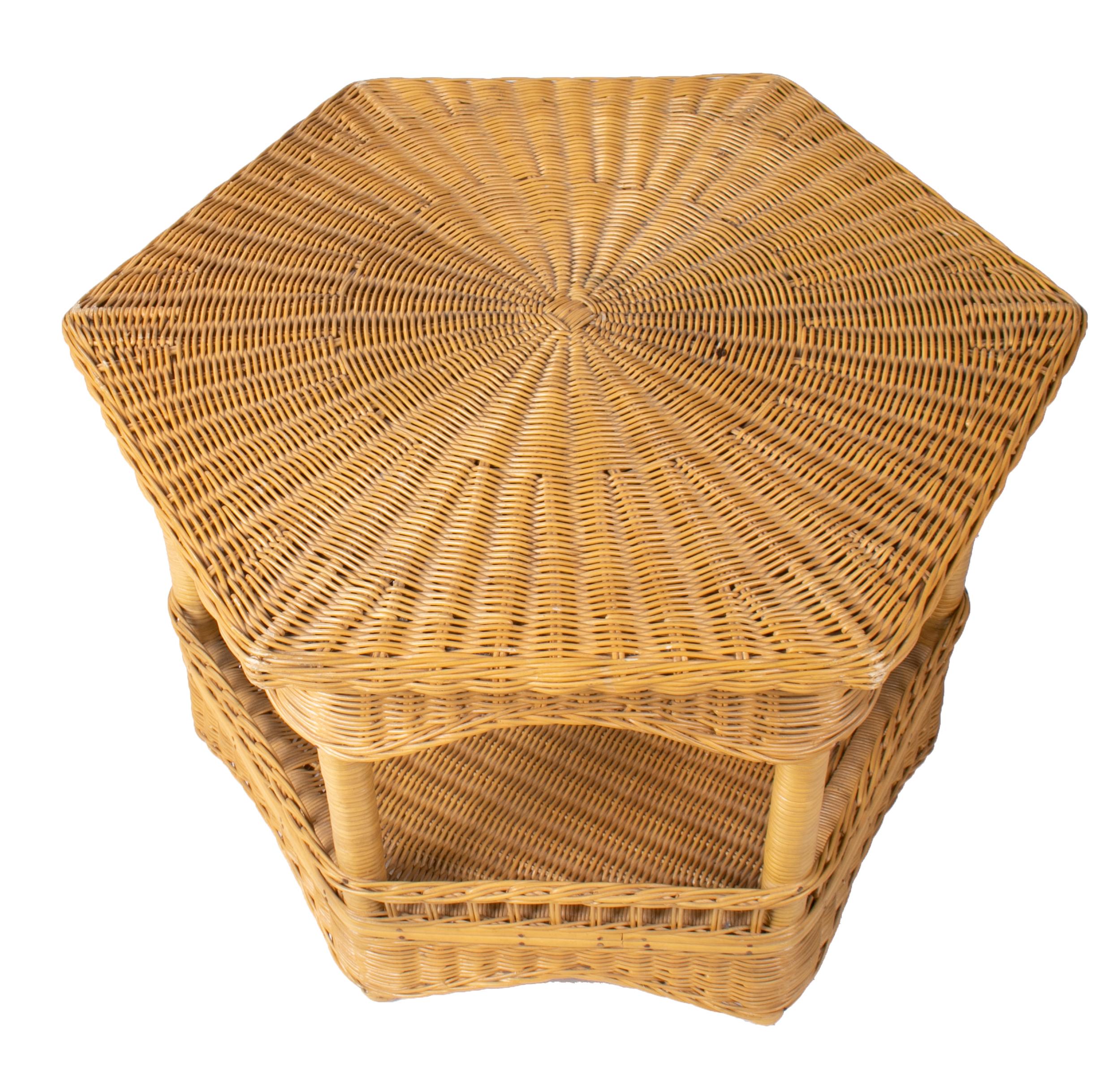 1980s Spanish Hexagonal Hand Woven Wicker Auxiliary Table In Good Condition For Sale In Marbella, ES